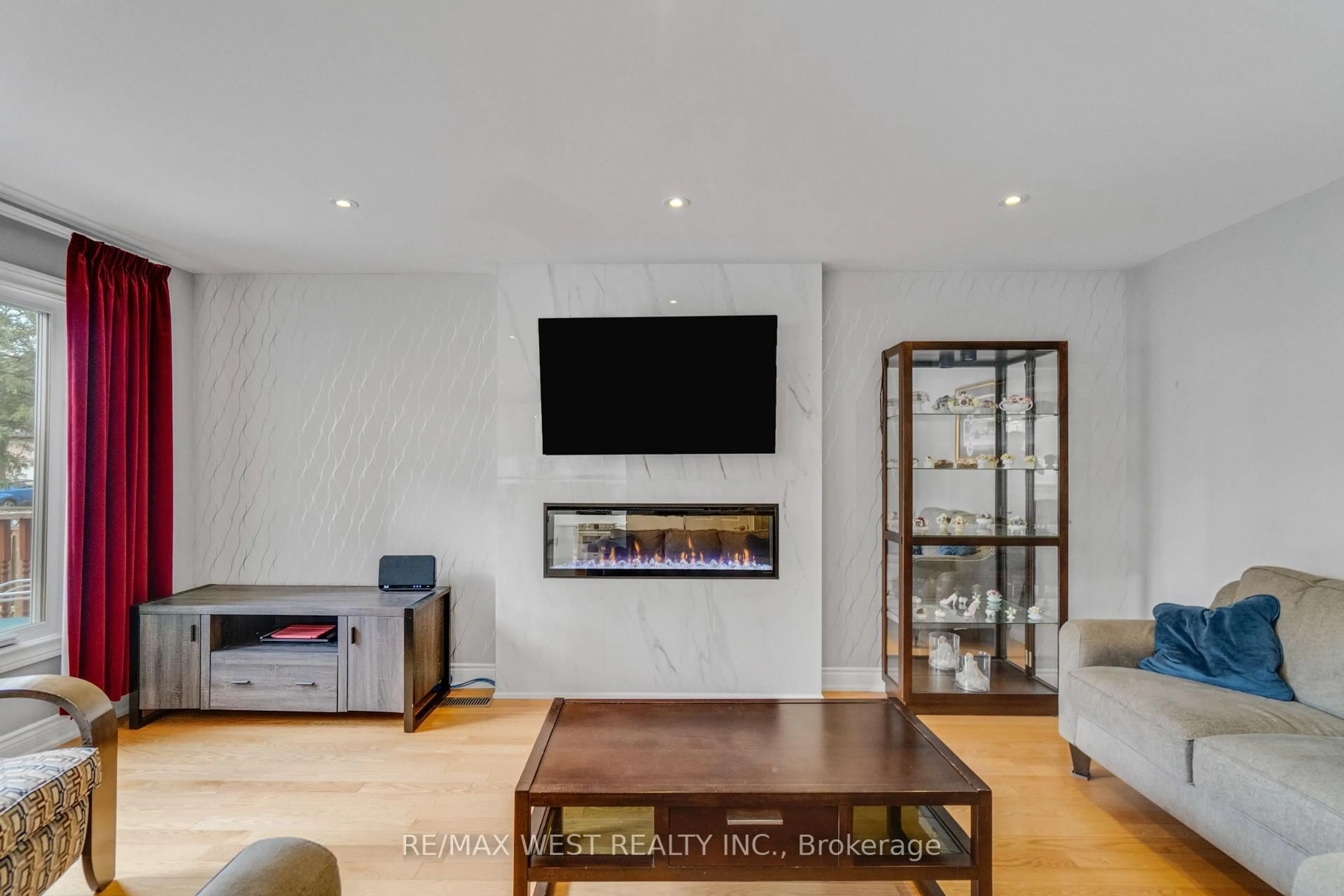 Home theater for 5608 Goldenbrook Dr, Mississauga Ontario L5M 3V9