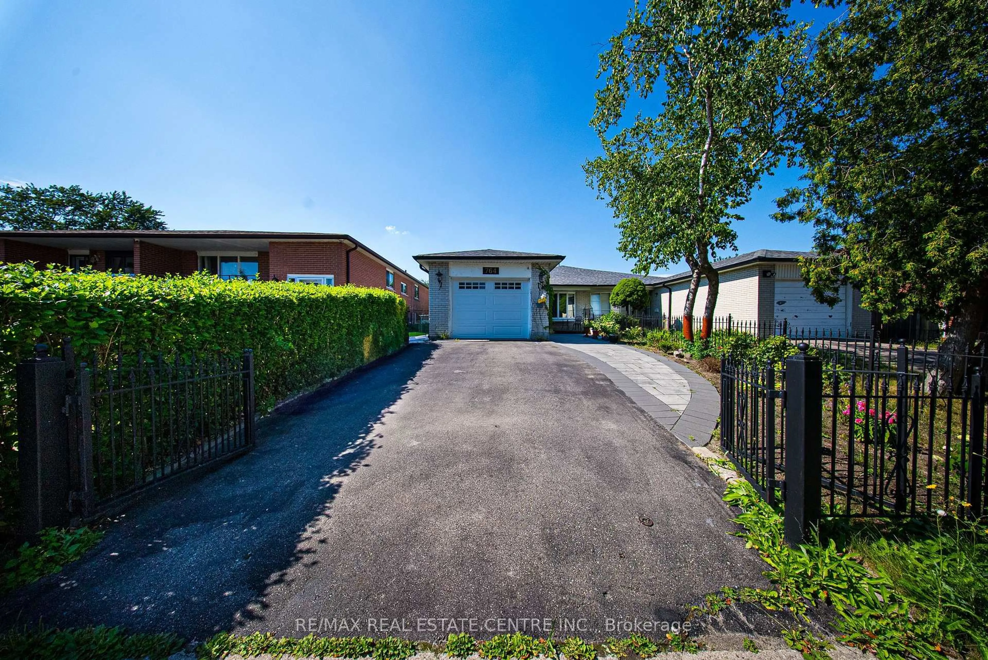 A pic from outside/outdoor area/front of a property/back of a property/a pic from drone, street for 764 Eaglemount Cres, Mississauga Ontario L5C 1N9