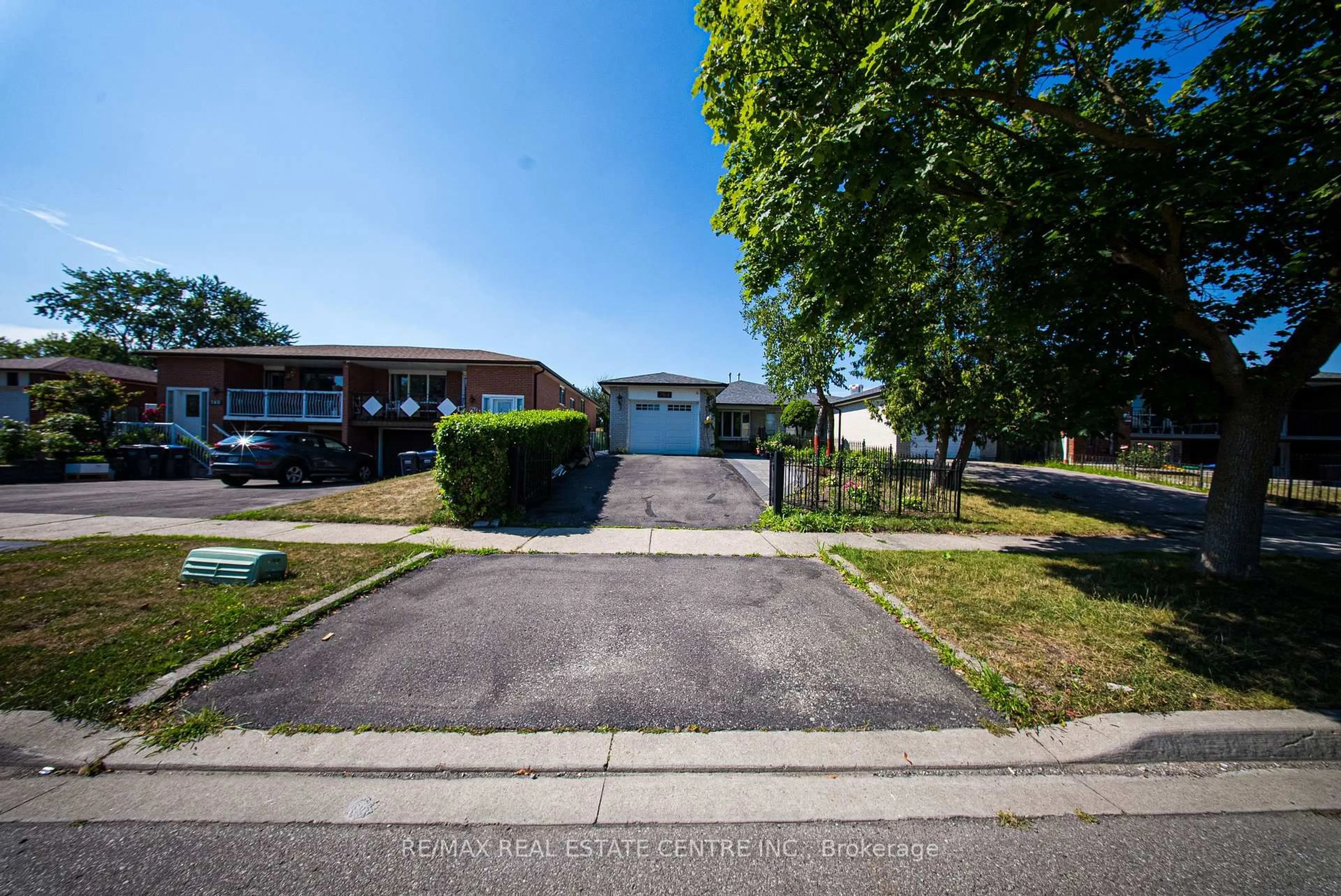 A pic from outside/outdoor area/front of a property/back of a property/a pic from drone, street for 764 Eaglemount Cres, Mississauga Ontario L5C 1N9