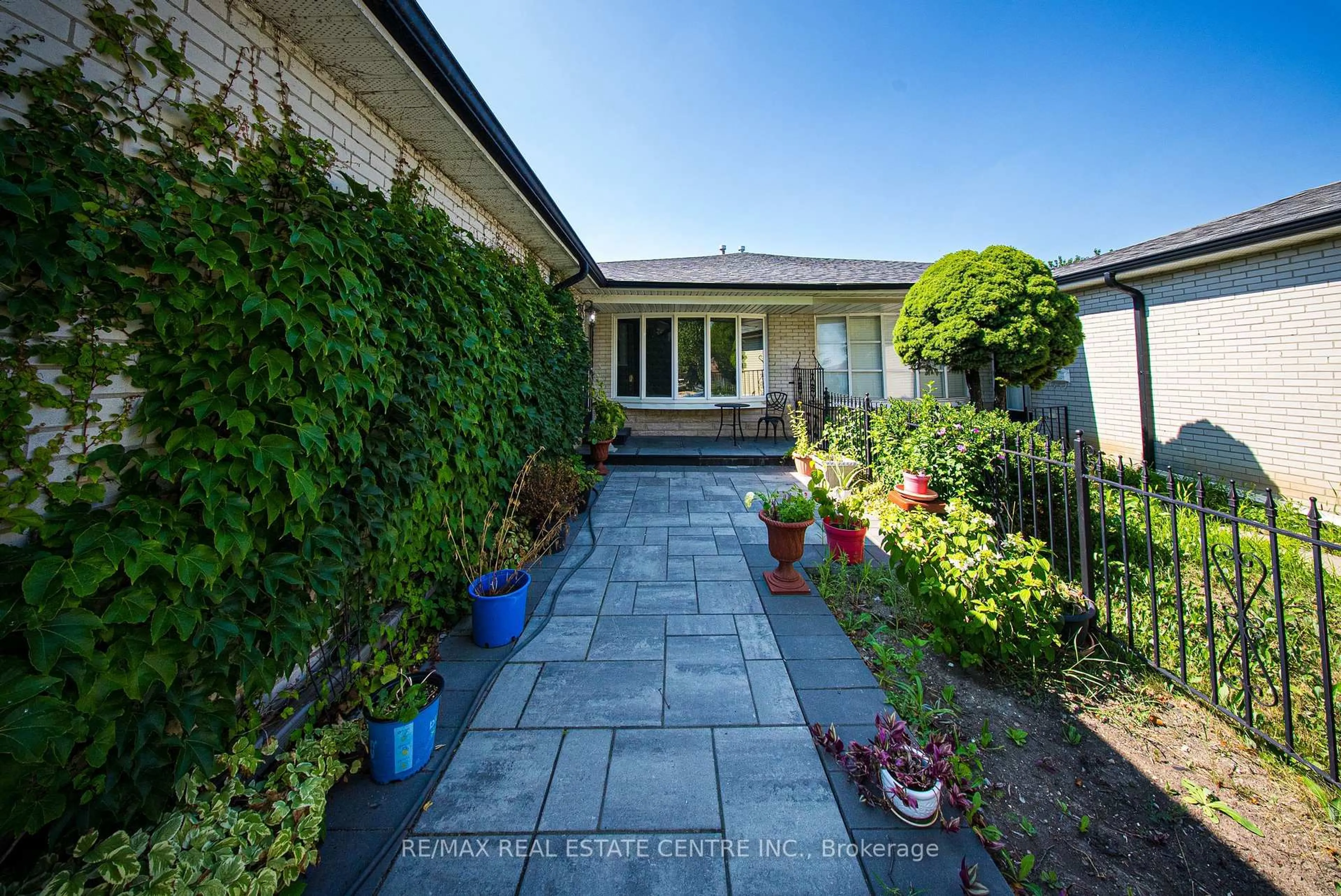 Patio, street for 764 Eaglemount Cres, Mississauga Ontario L5C 1N9
