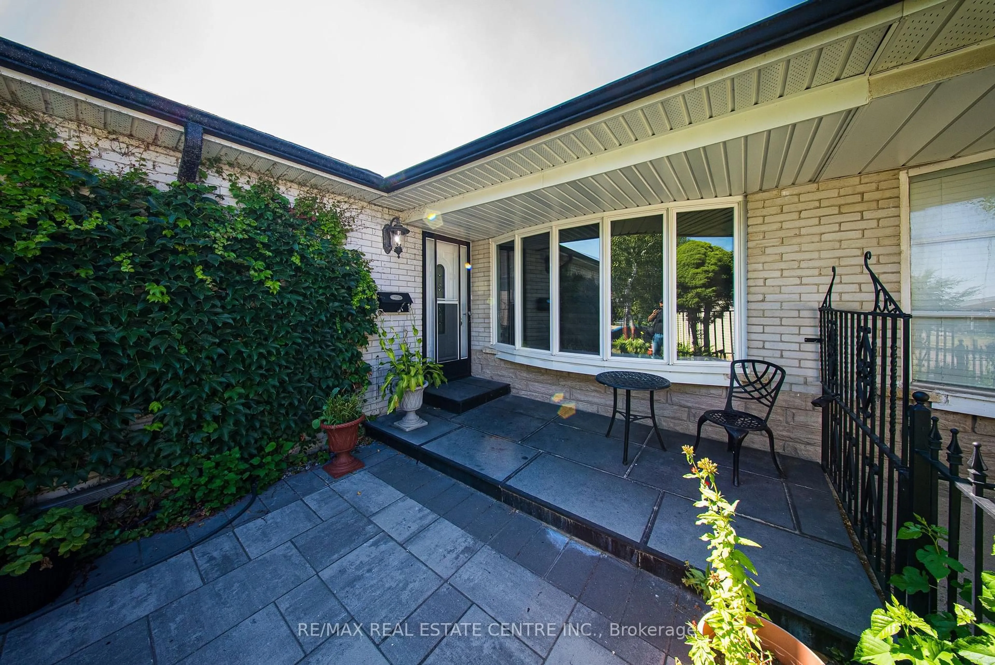 Patio, street for 764 Eaglemount Cres, Mississauga Ontario L5C 1N9