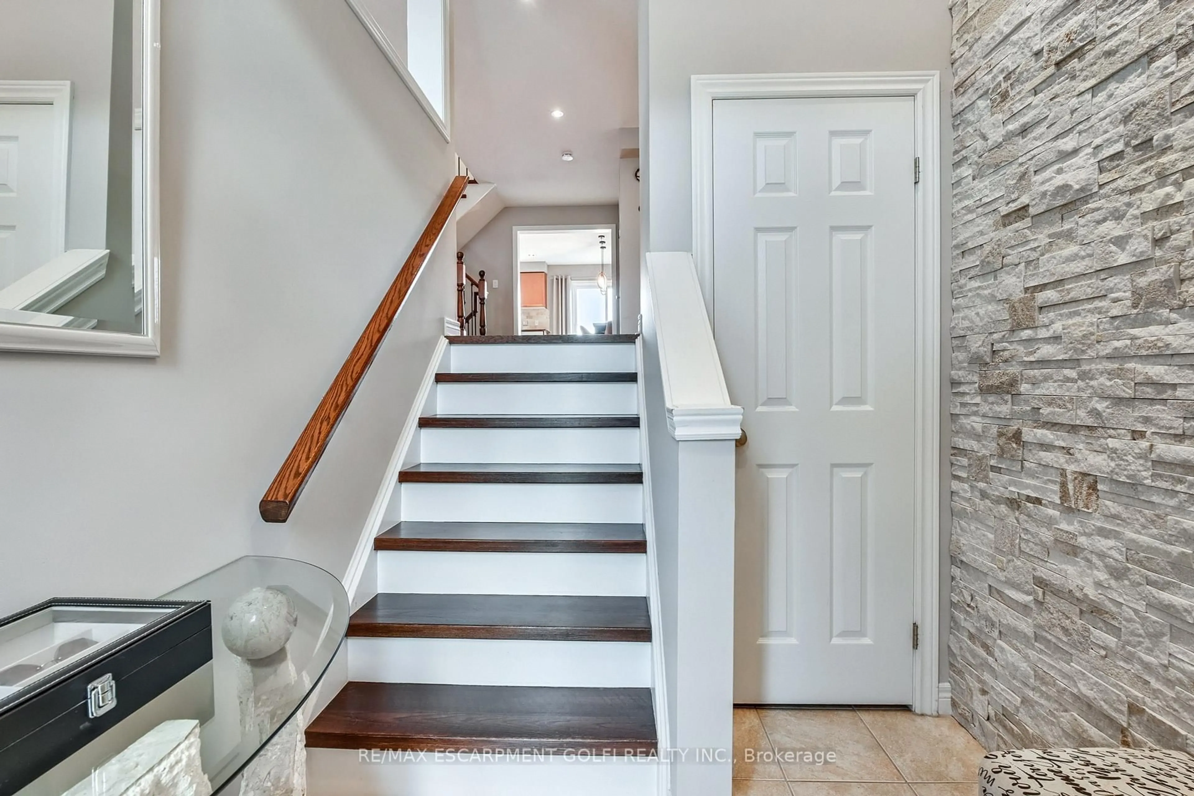 Stairs for 2280 BARONWOOD Dr #44, Oakville Ontario L6M 4Z5