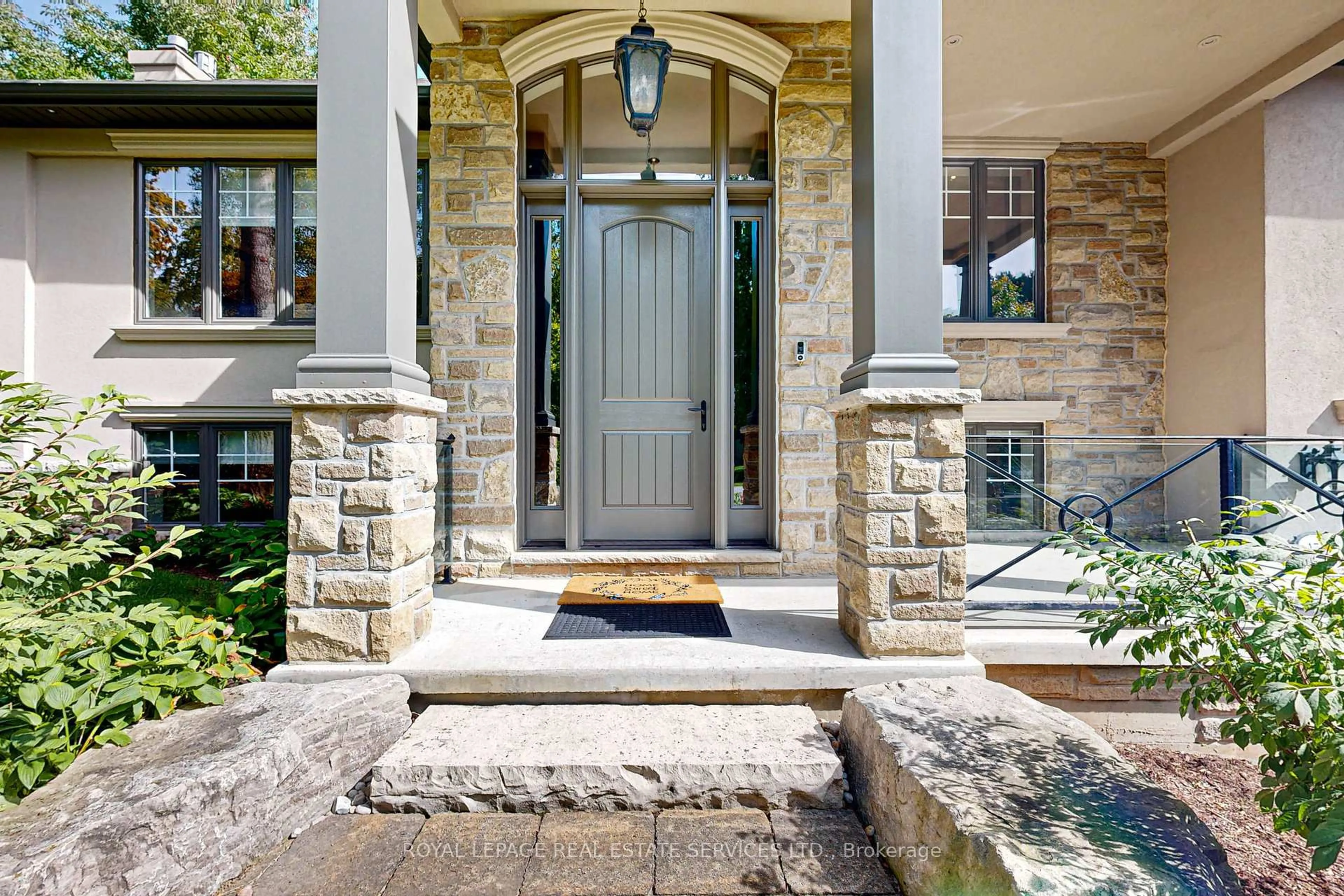 Indoor entryway for 159 Viewbank Cres, Oakville Ontario L6L 1R3