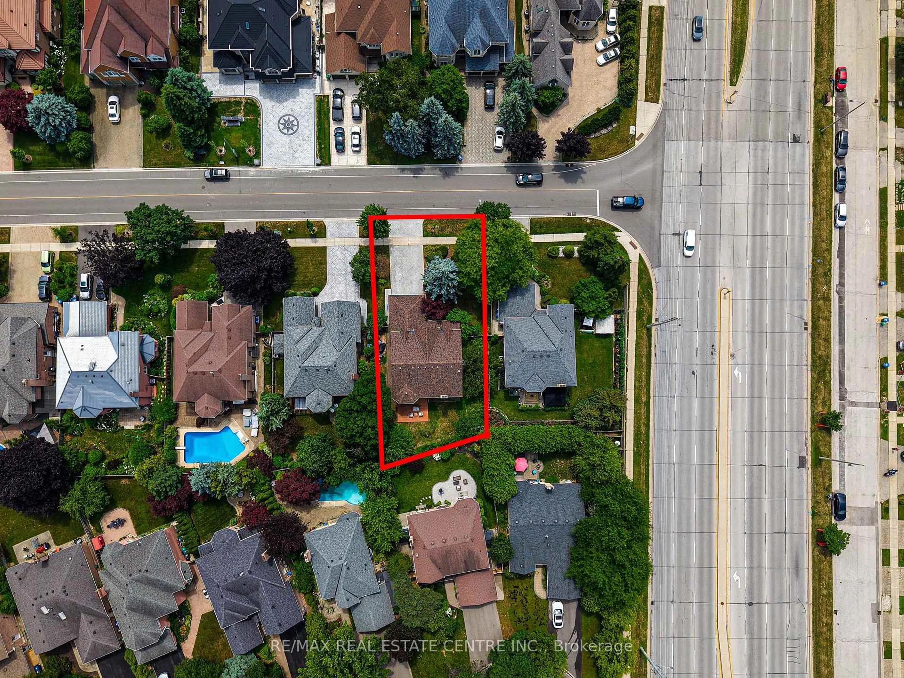 A pic from outside/outdoor area/front of a property/back of a property/a pic from drone, street for 4623 Hewicks Lane, Mississauga Ontario L5M 3L8