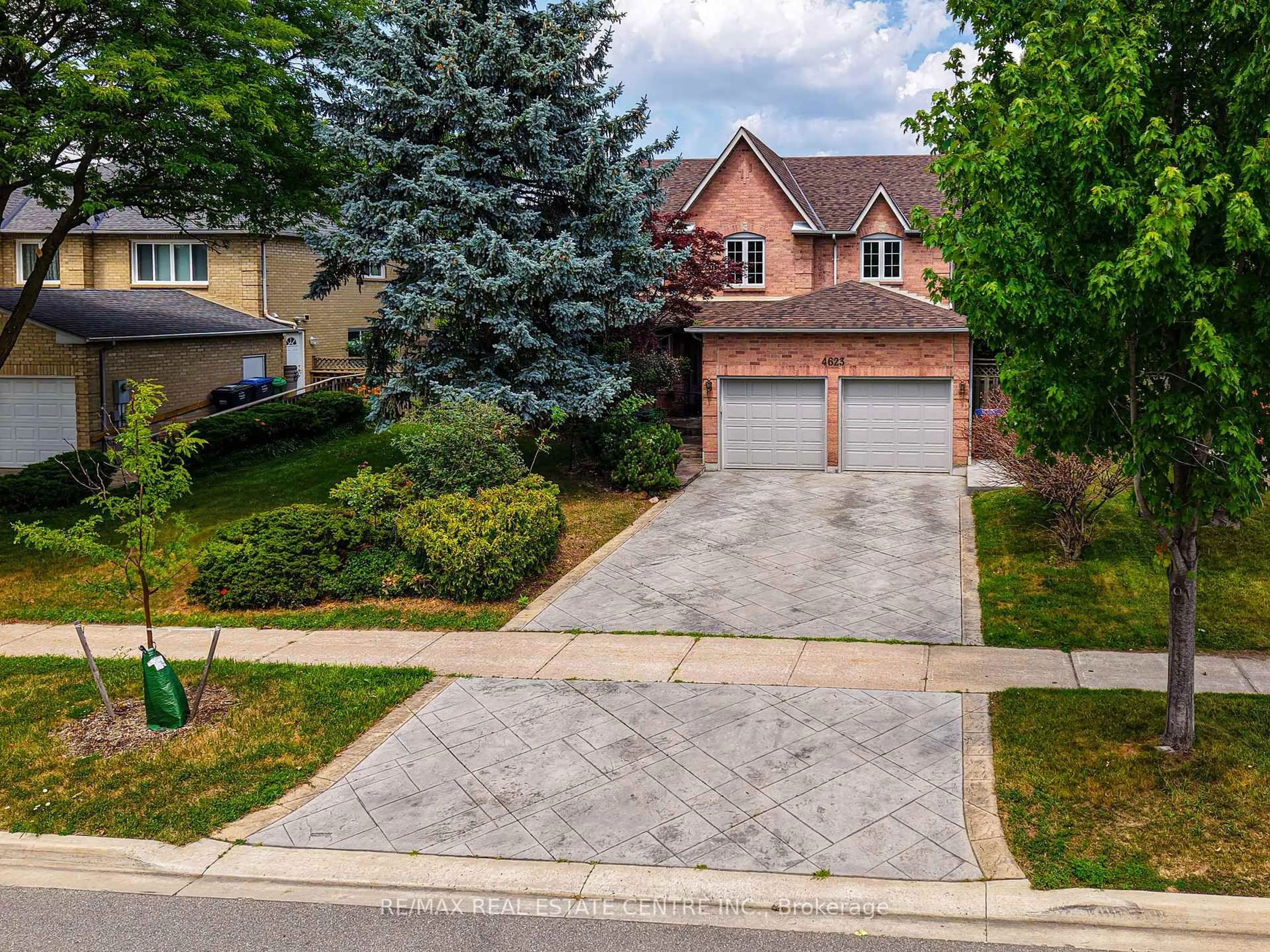 A pic from outside/outdoor area/front of a property/back of a property/a pic from drone, street for 4623 Hewicks Lane, Mississauga Ontario L5M 3L8