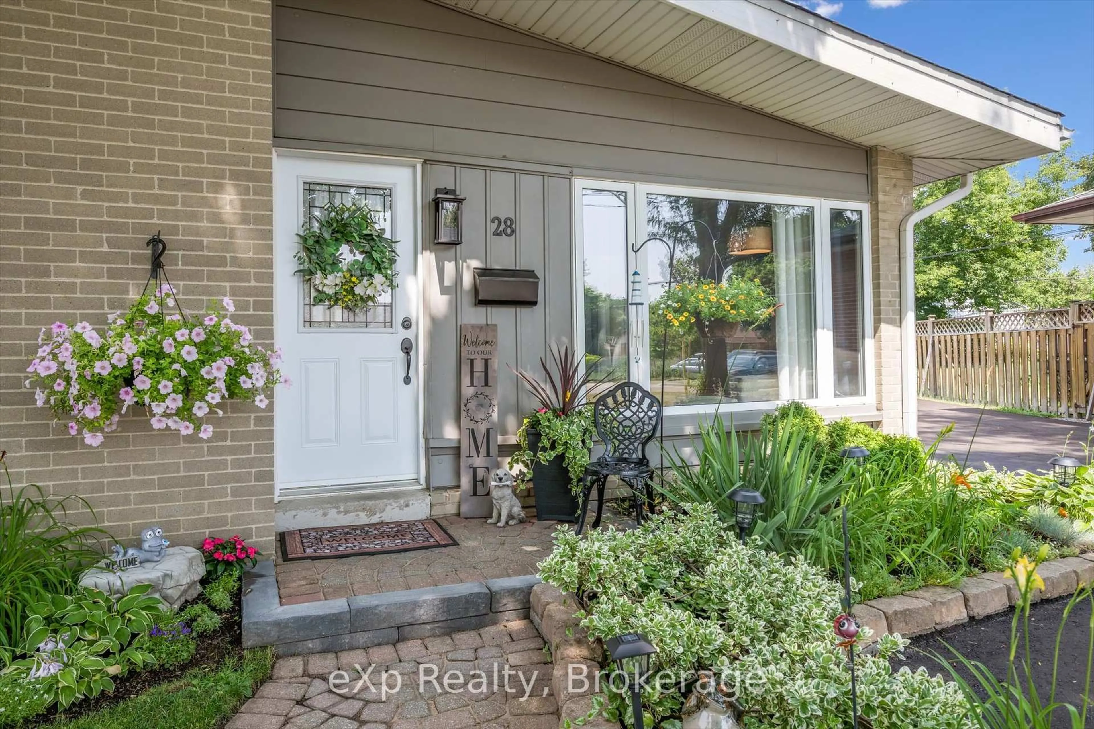 Indoor entryway for 28 ALSTON Crt, Brampton Ontario L6W 3B6