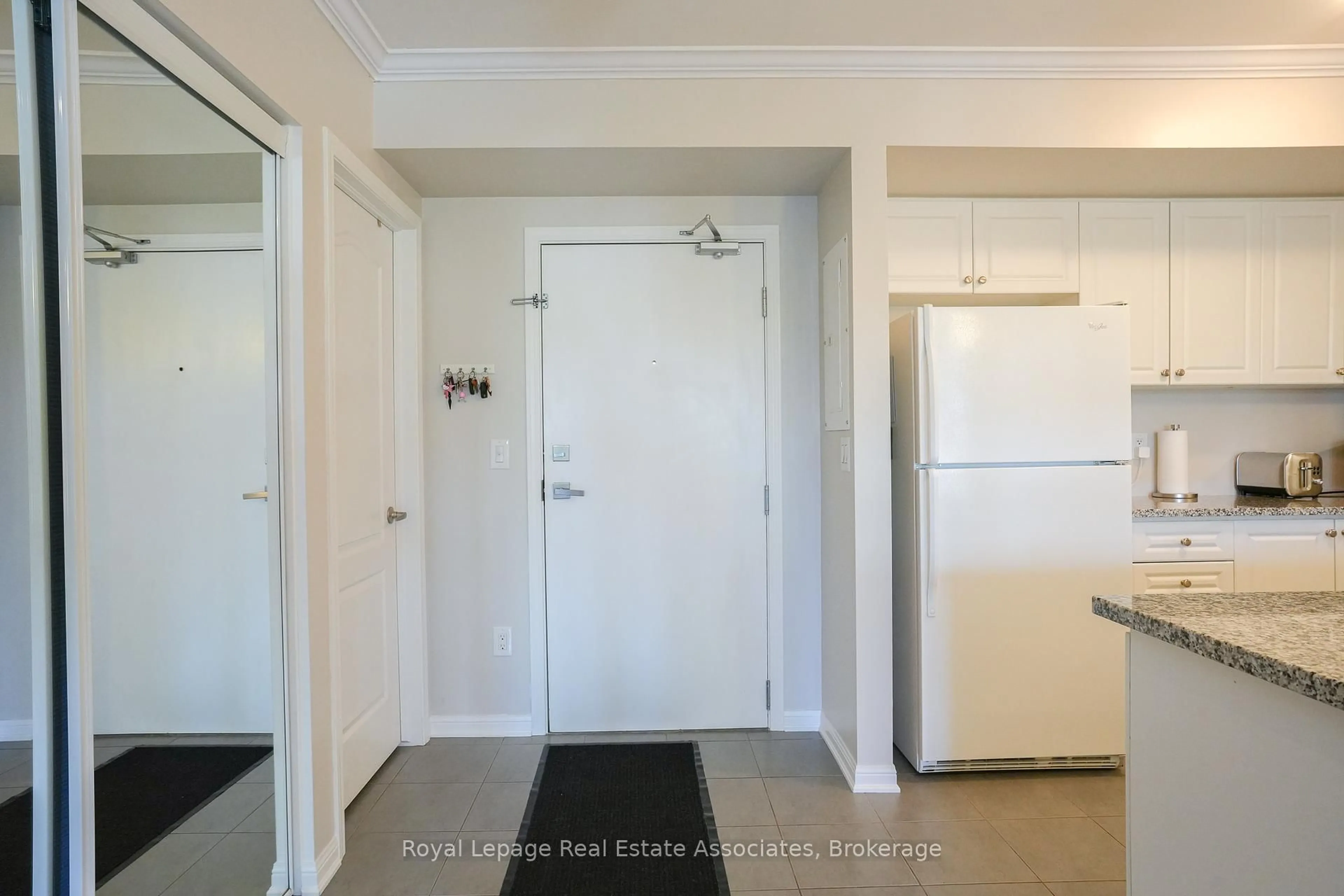Indoor entryway for 60 Baycliffe Cres #207, Brampton Ontario L7A 0Z4