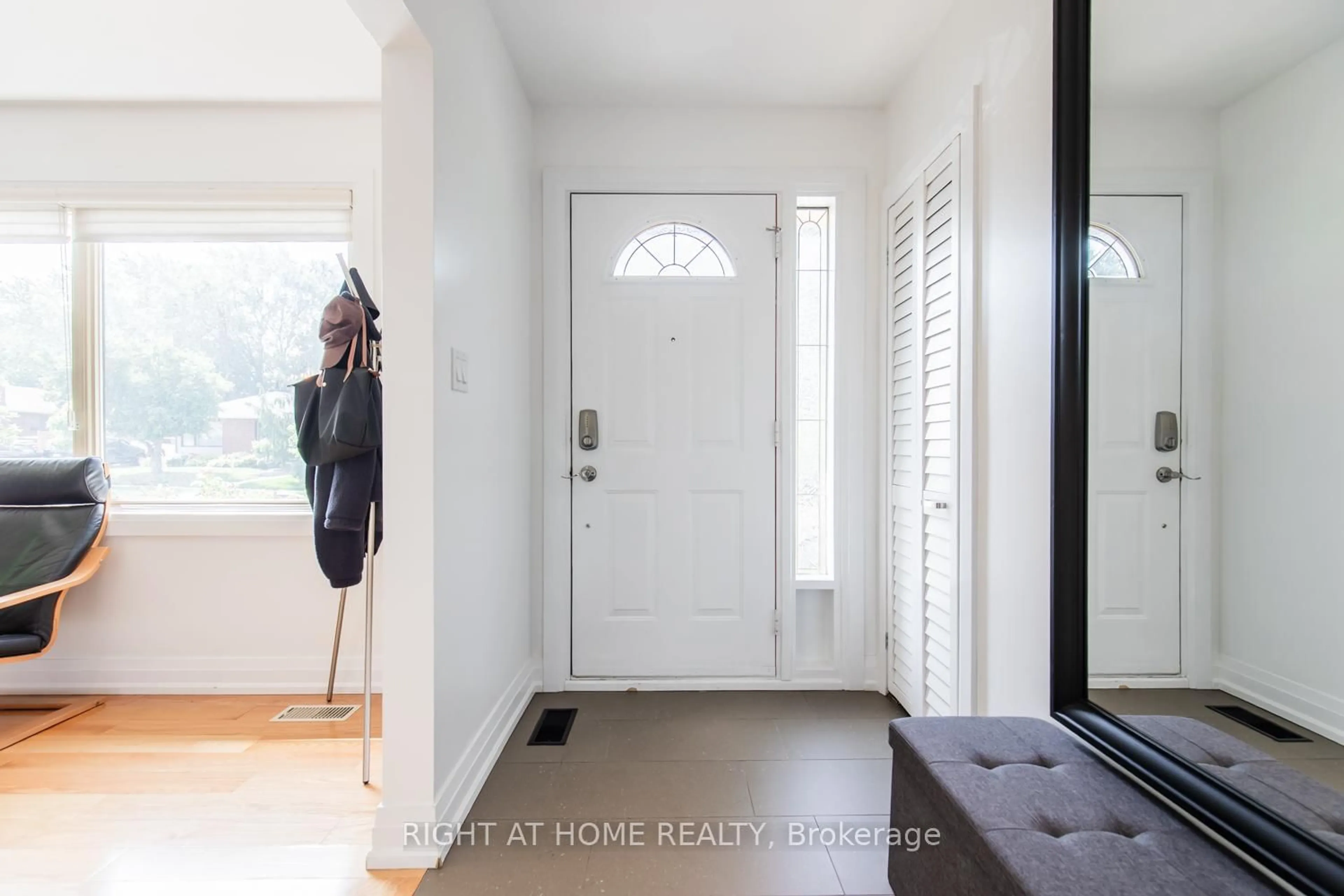 Indoor entryway for 4 Deanefield Cres, Toronto Ontario M9B 3B3