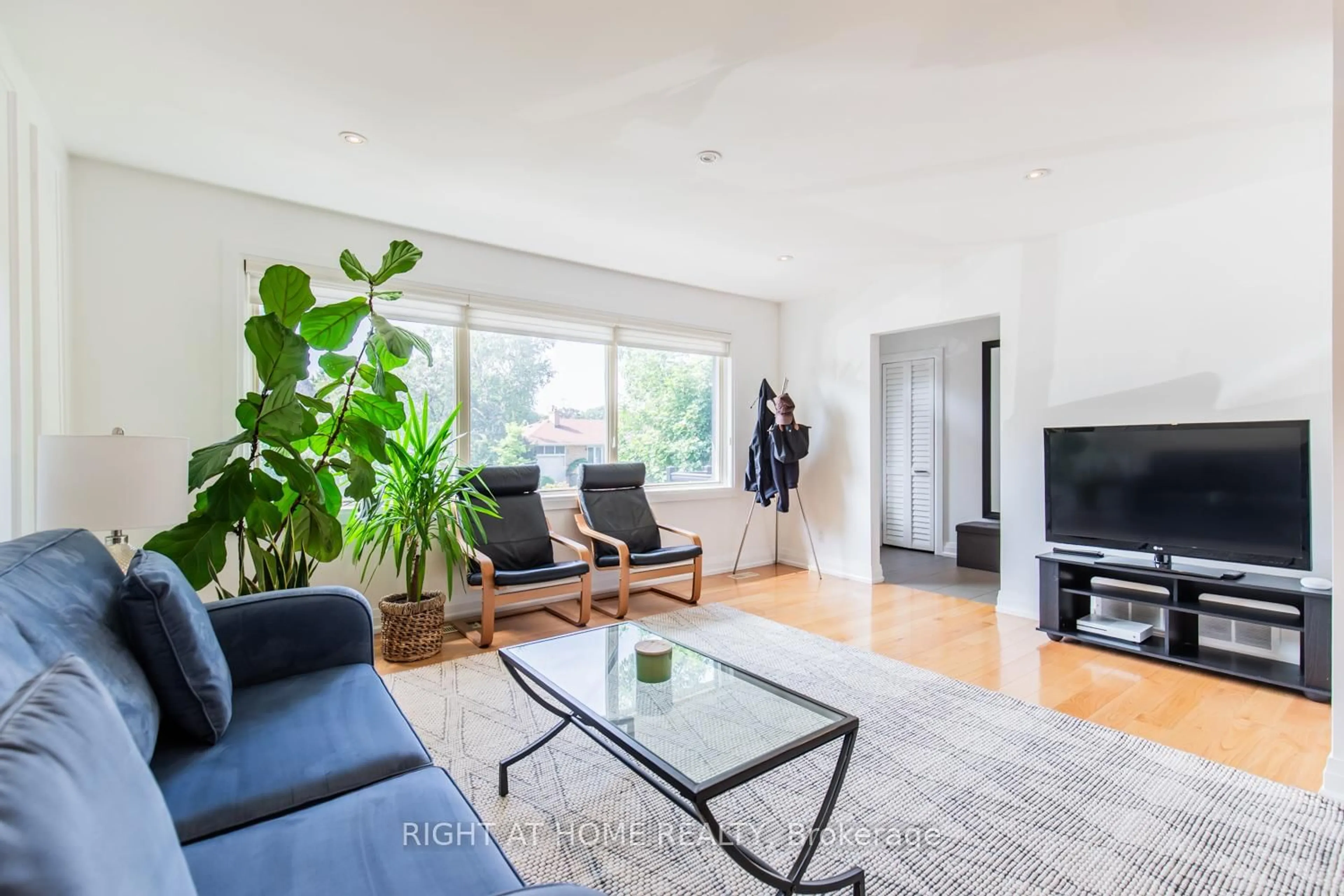 Living room with furniture, unknown for 4 Deanefield Cres, Toronto Ontario M9B 3B3