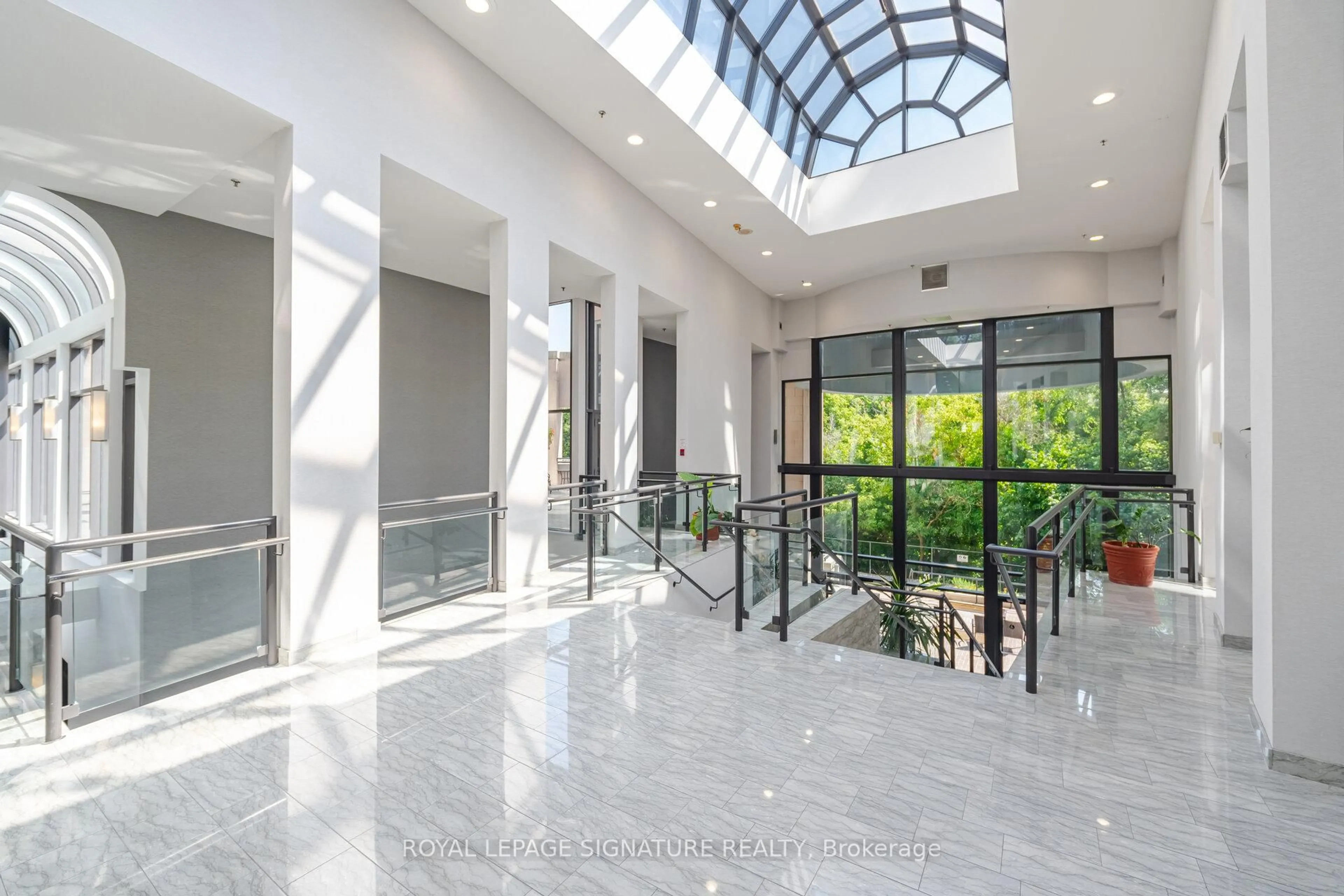 Indoor foyer for 3 Hickory Tree Rd #804, Toronto Ontario M9N 3W5