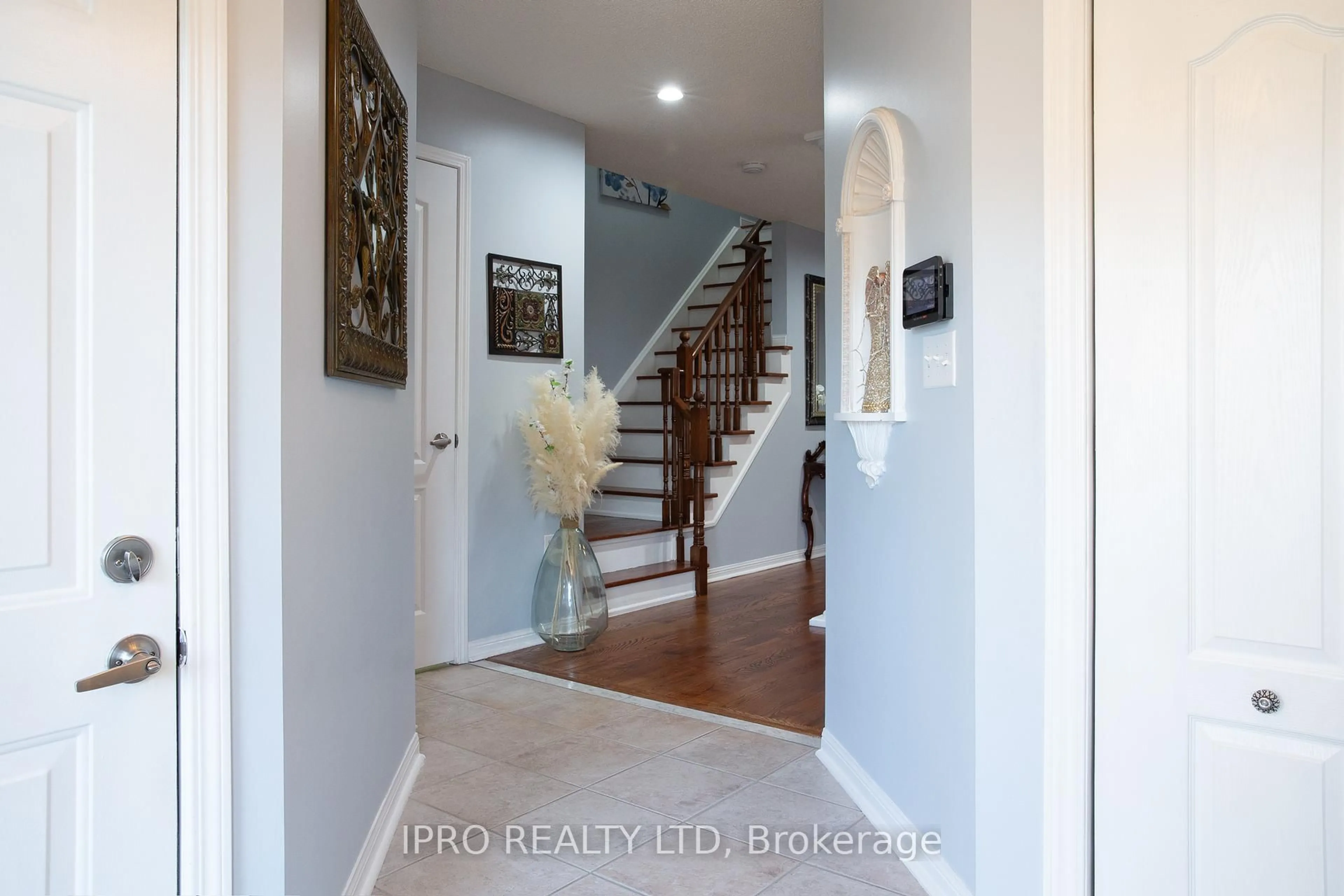 Indoor entryway for 84 Weather Vane Lane, Brampton Ontario L6X 4R4