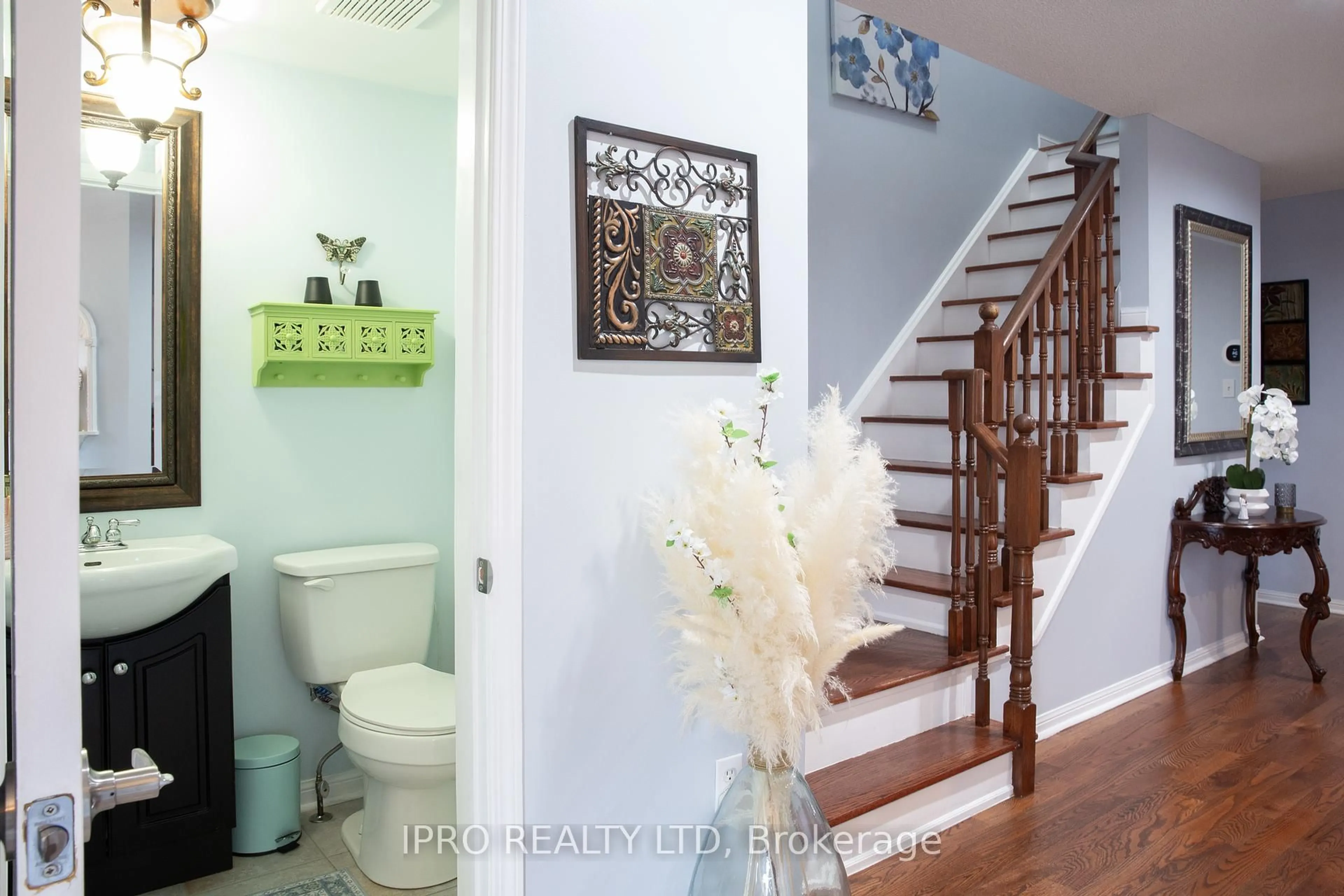 Indoor entryway for 84 Weather Vane Lane, Brampton Ontario L6X 4R4