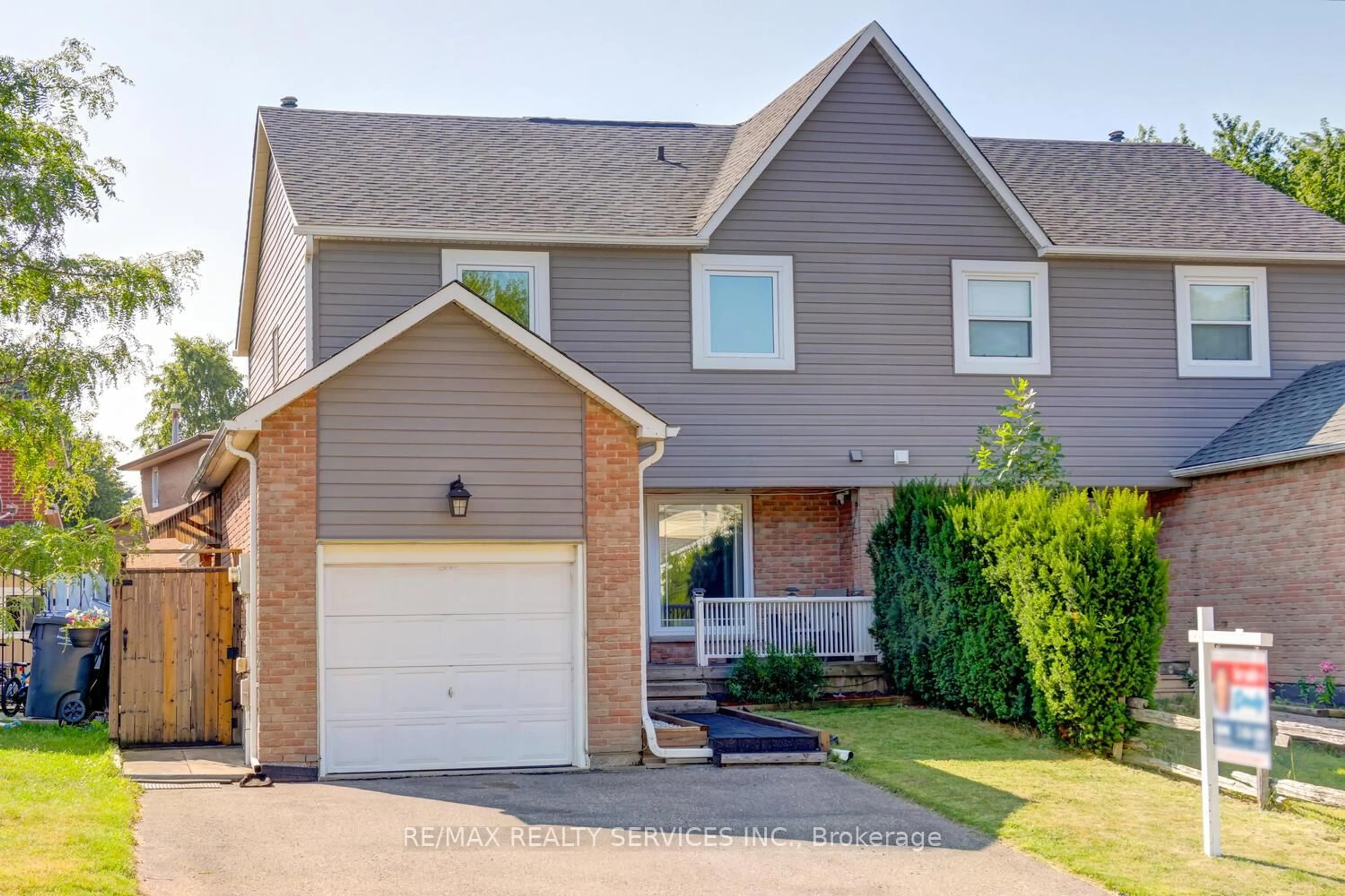 Home with vinyl exterior material, street for 72 Sparklett Cres, Brampton Ontario L6Z 1M8