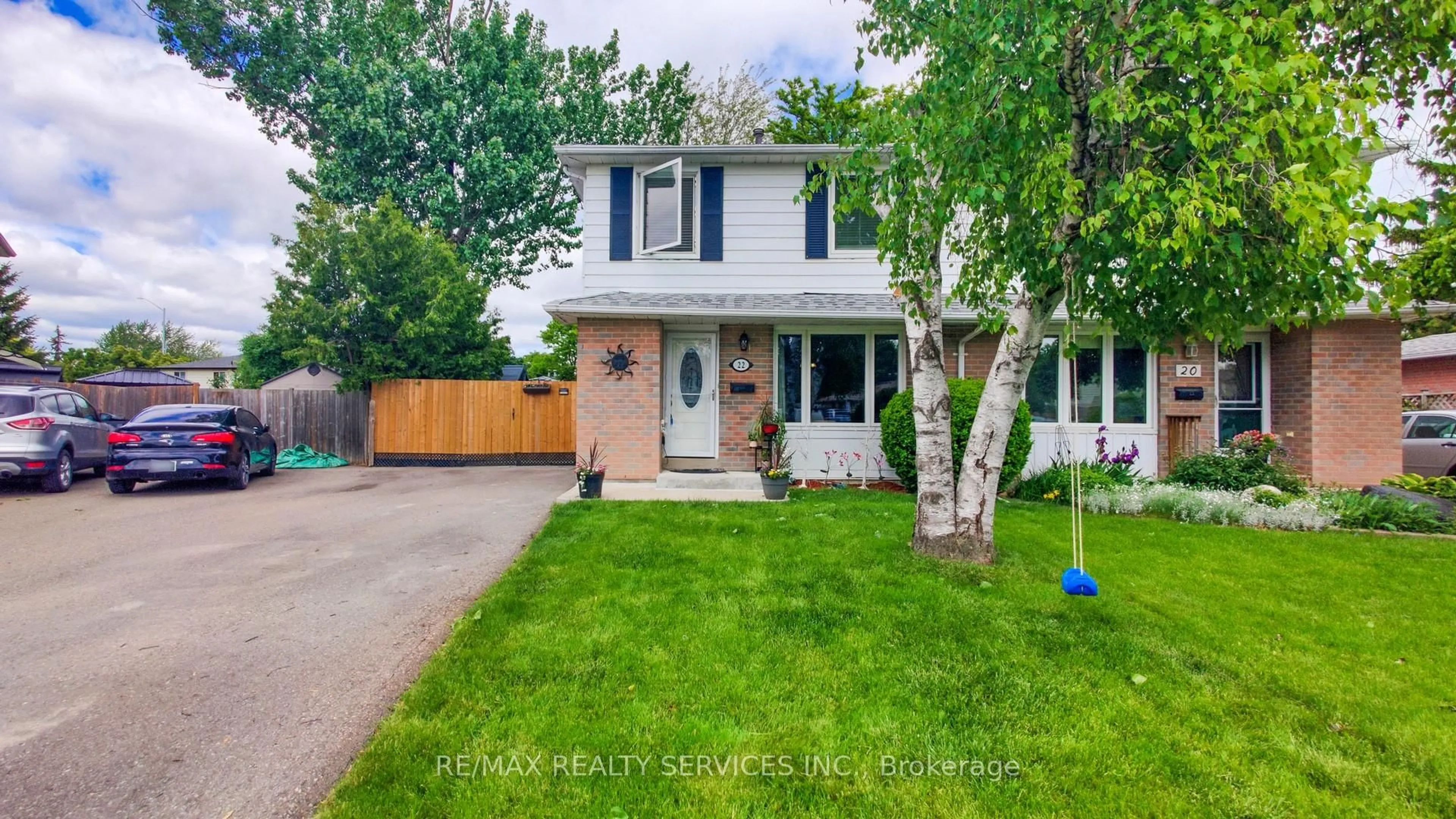 Home with vinyl exterior material, street for 22 Glengrove Crt, Brampton Ontario L6S 1Z3