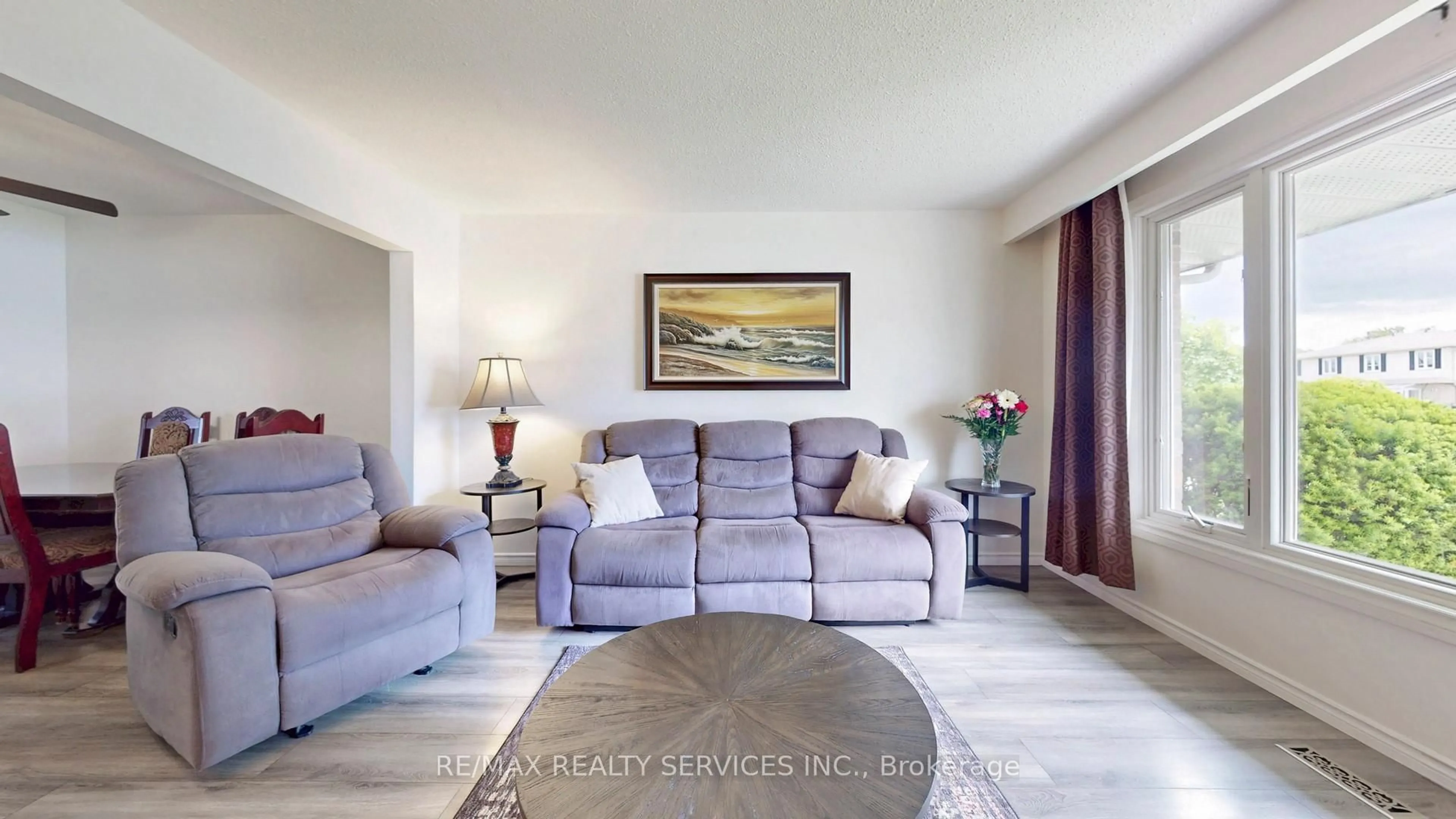 Living room with furniture, unknown for 22 Glengrove Crt, Brampton Ontario L6S 1Z3