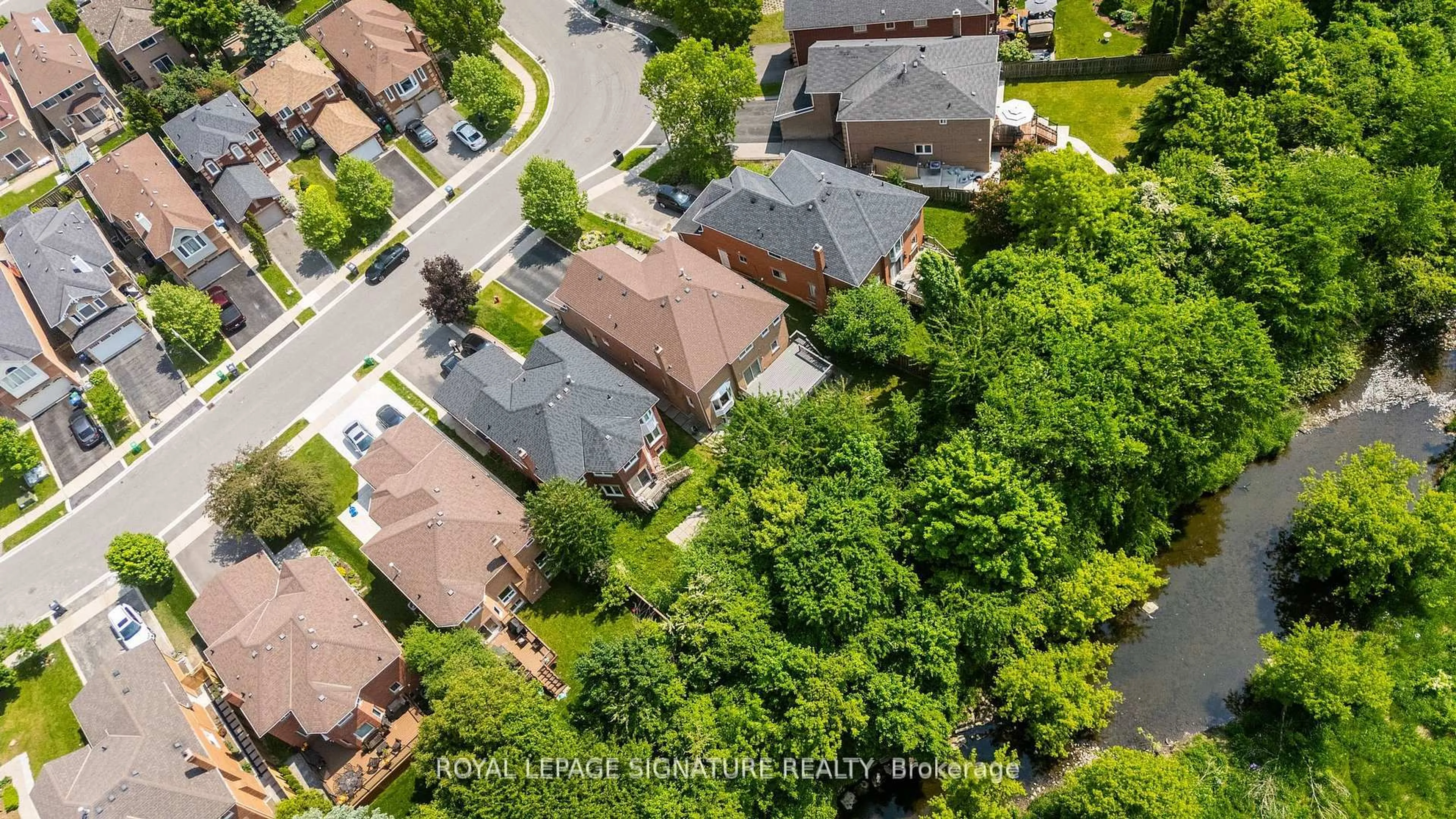 A pic from outside/outdoor area/front of a property/back of a property/a pic from drone, street for 86 Valonia Dr, Brampton Ontario L6V 4K1