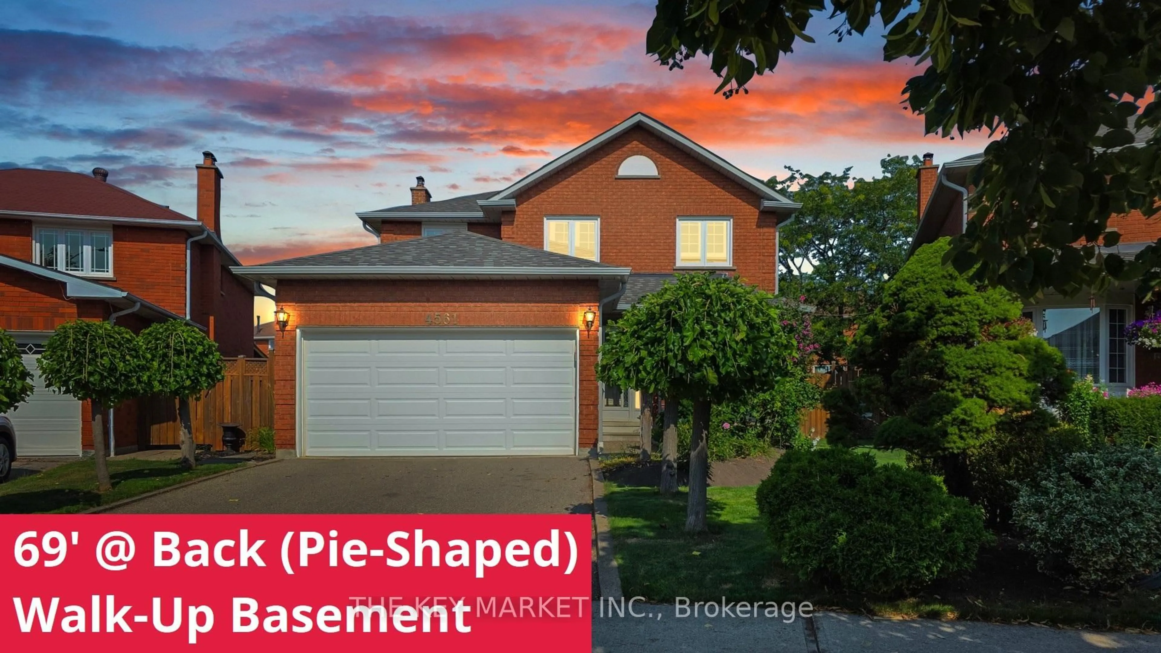 A pic from outside/outdoor area/front of a property/back of a property/a pic from drone, street for 4561 Gladebrook Cres, Mississauga Ontario L5V 1E6