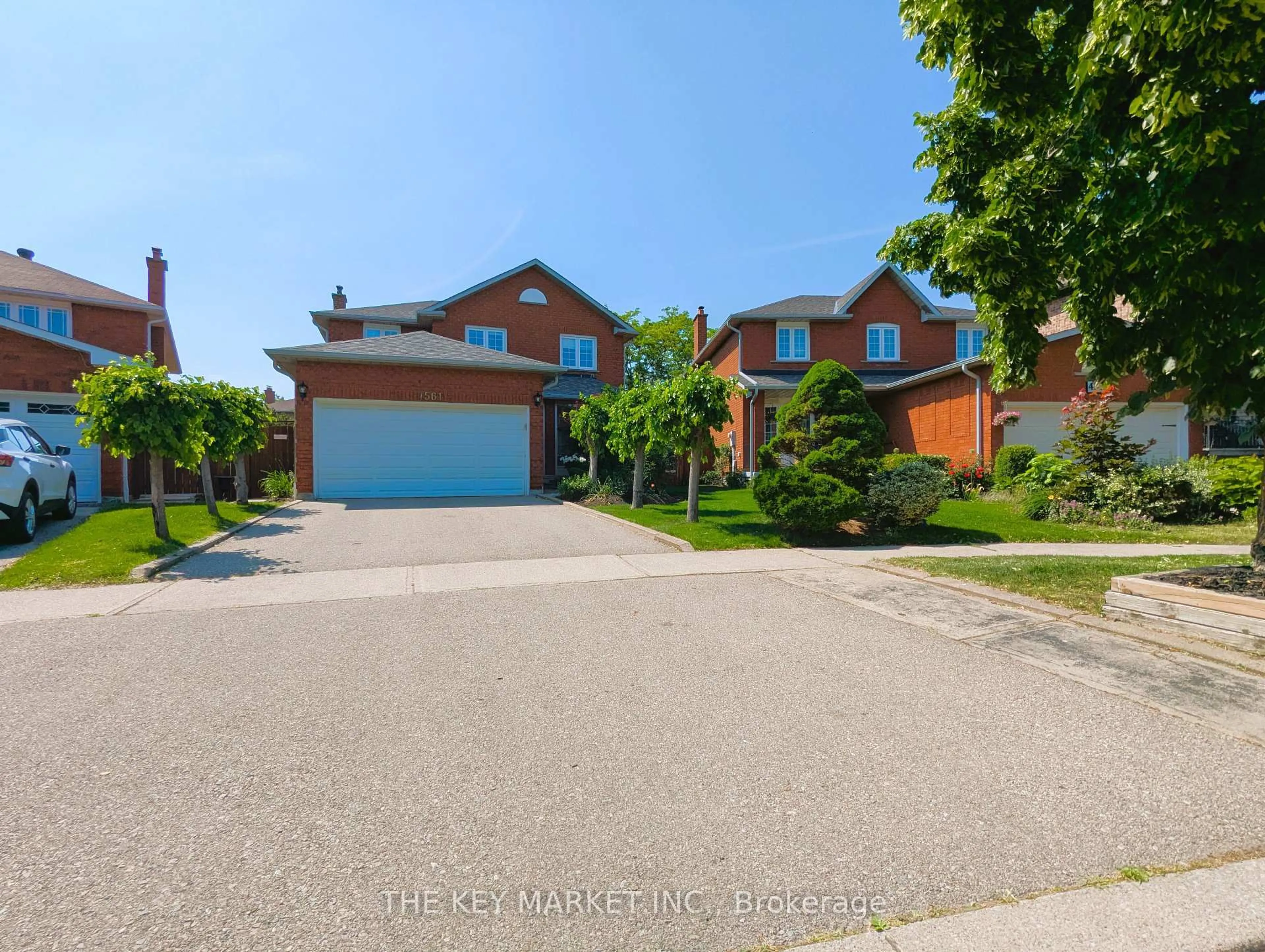 A pic from outside/outdoor area/front of a property/back of a property/a pic from drone, street for 4561 Gladebrook Cres, Mississauga Ontario L5V 1E6
