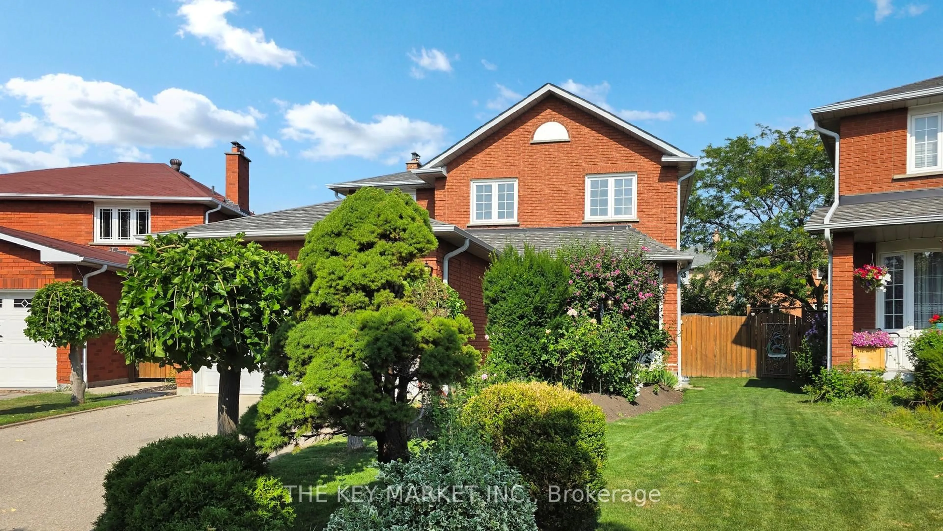 A pic from outside/outdoor area/front of a property/back of a property/a pic from drone, street for 4561 Gladebrook Cres, Mississauga Ontario L5V 1E6