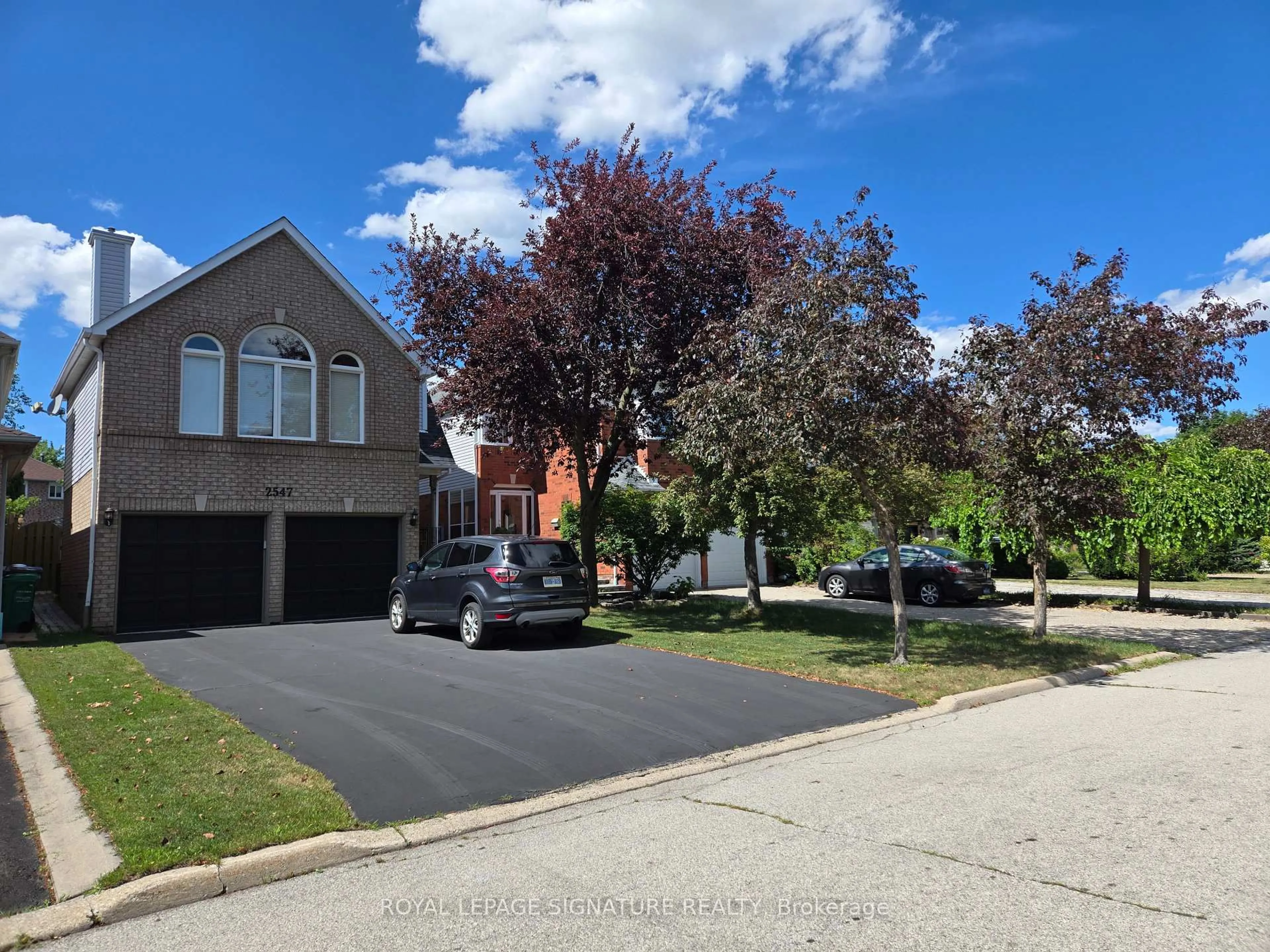 A pic from outside/outdoor area/front of a property/back of a property/a pic from drone, street for 2547 Raglan Crt, Mississauga Ontario L5M 5L5