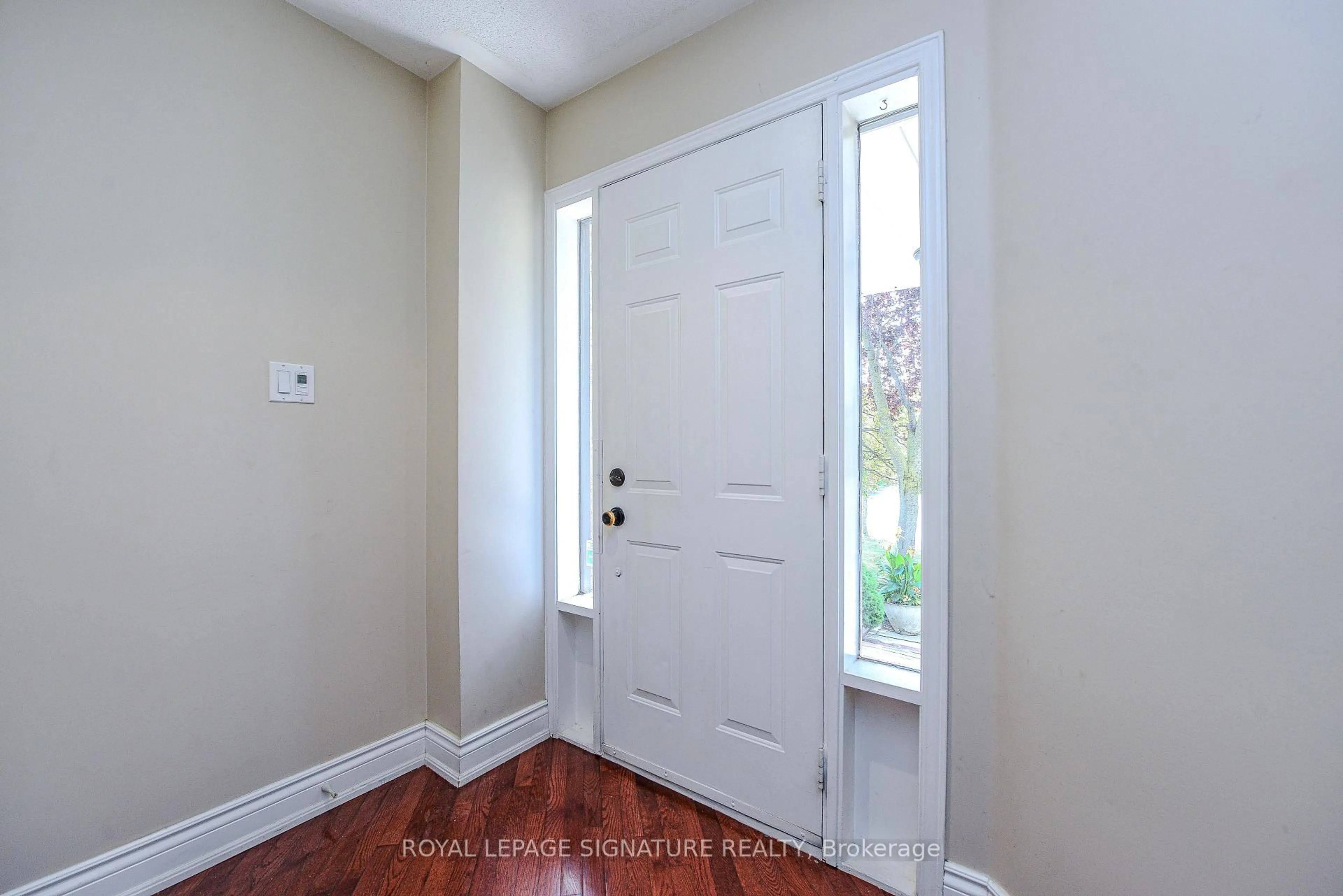 Indoor entryway for 2547 Raglan Crt, Mississauga Ontario L5M 5L5