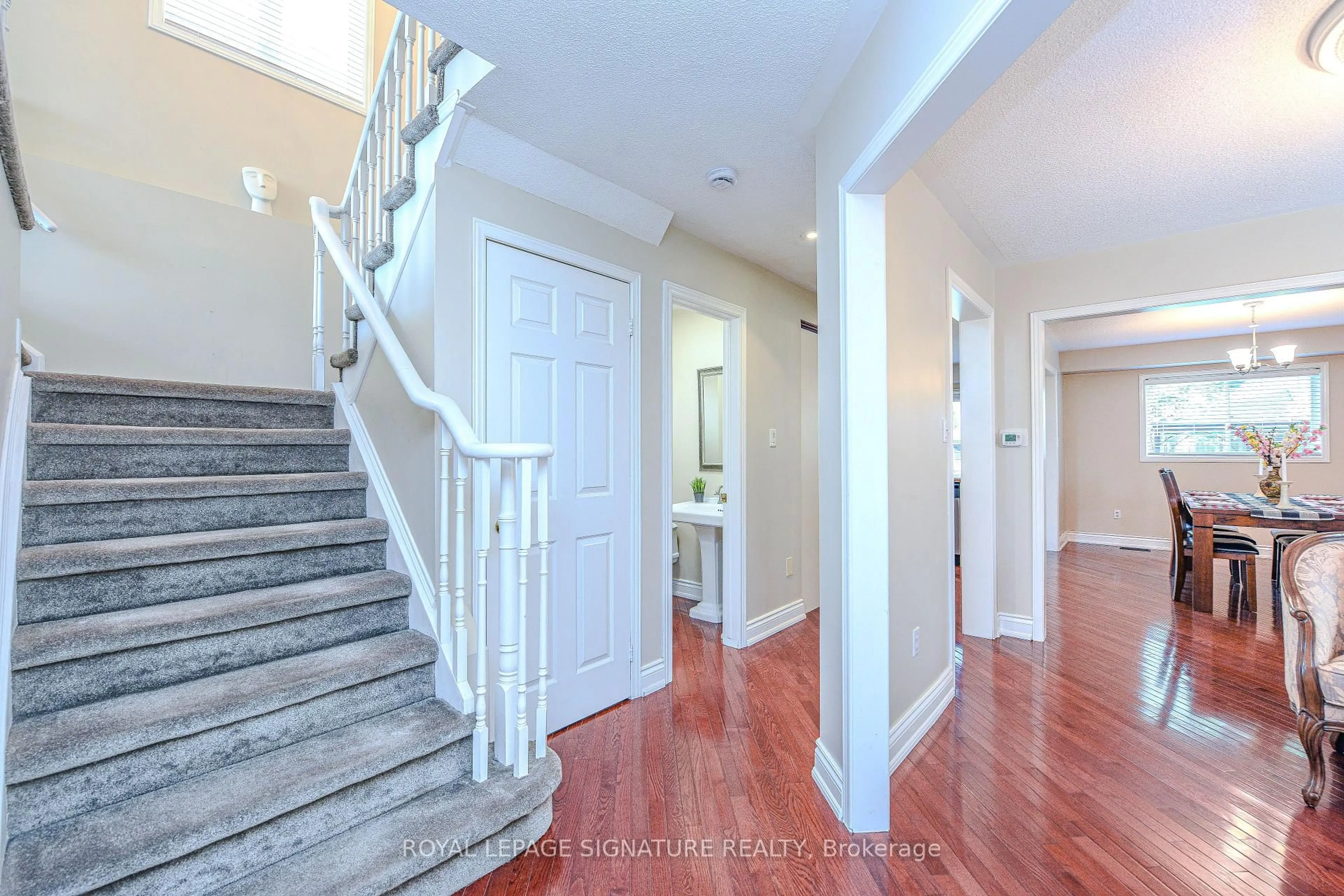Indoor entryway for 2547 Raglan Crt, Mississauga Ontario L5M 5L5