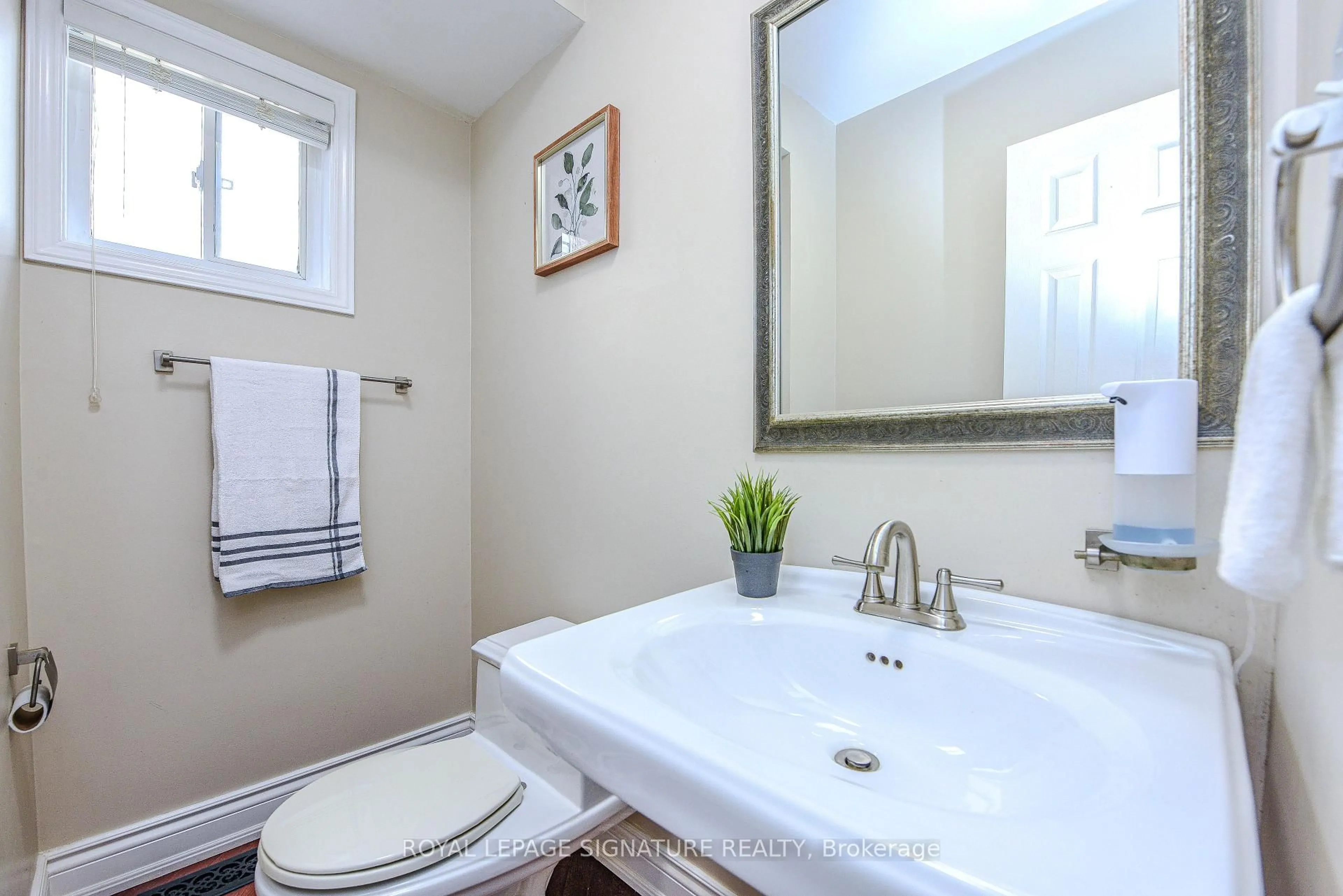 Standard bathroom, ceramic/tile floor for 2547 Raglan Crt, Mississauga Ontario L5M 5L5