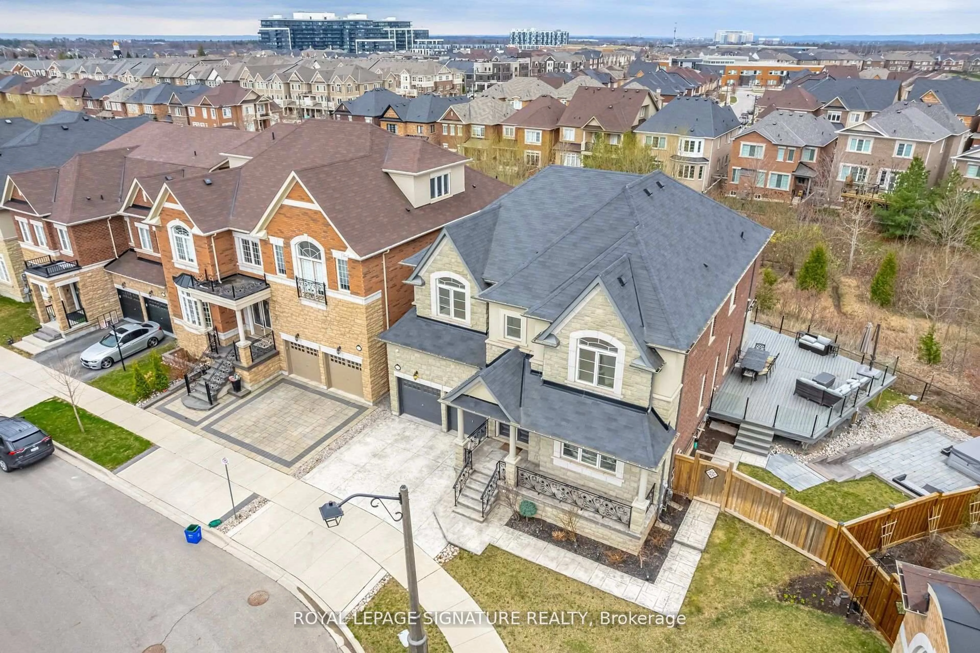 A pic from outside/outdoor area/front of a property/back of a property/a pic from drone, unknown for 404 Ellen Davidson Dr, Oakville Ontario L6M 0Y7