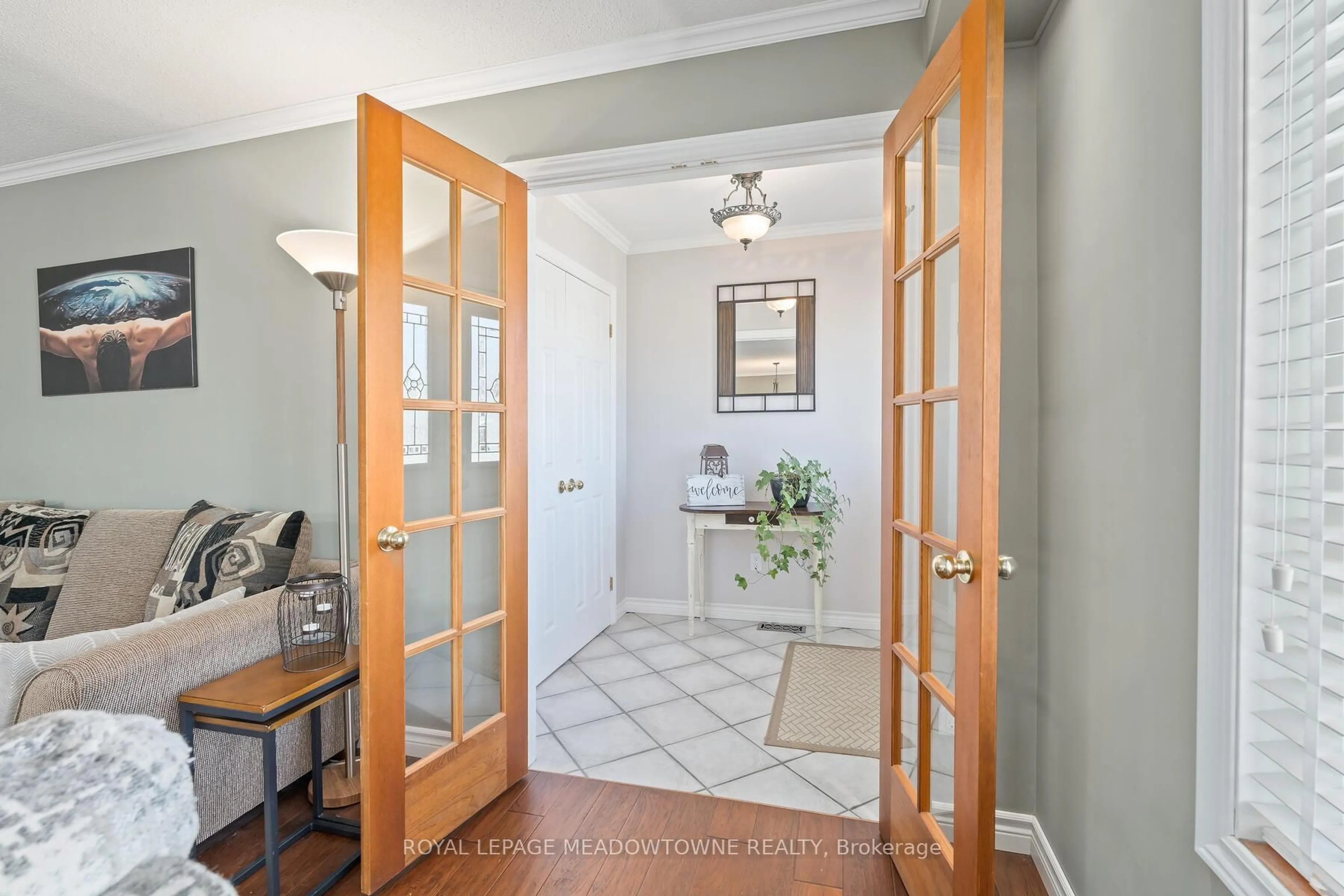 Indoor entryway for 32 Joycelyn Cres, Halton Hills Ontario L7G 2S4
