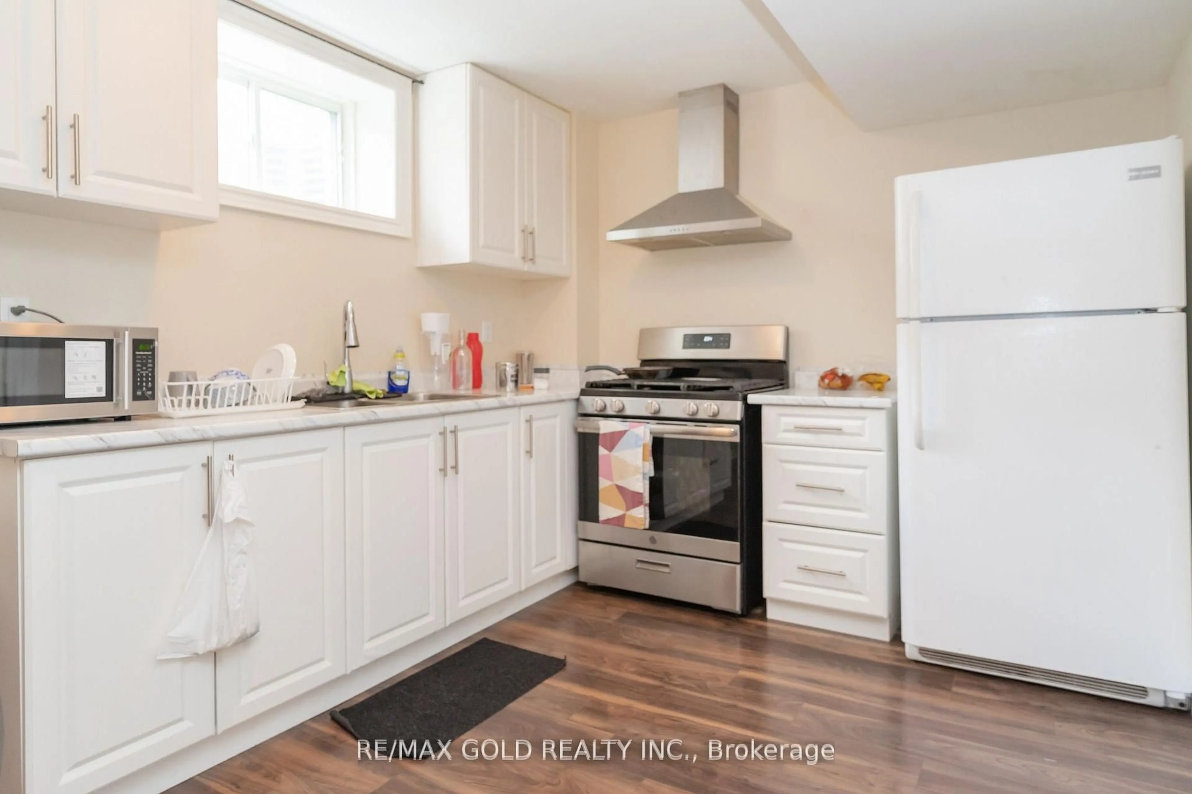Standard kitchen, unknown for 16 Palmvalley Dr, Brampton Ontario L6P 2V4