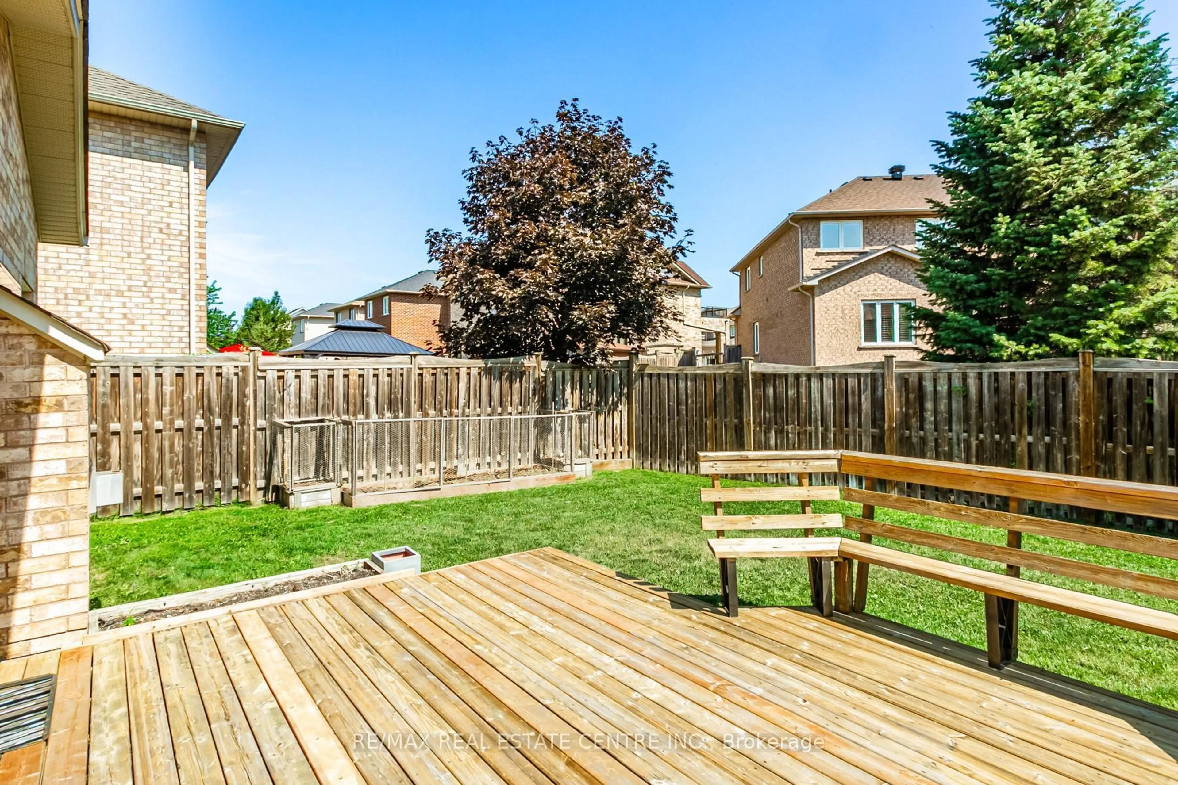 Patio, street for 495 Willmott Cres, Milton Ontario L9T 6P1