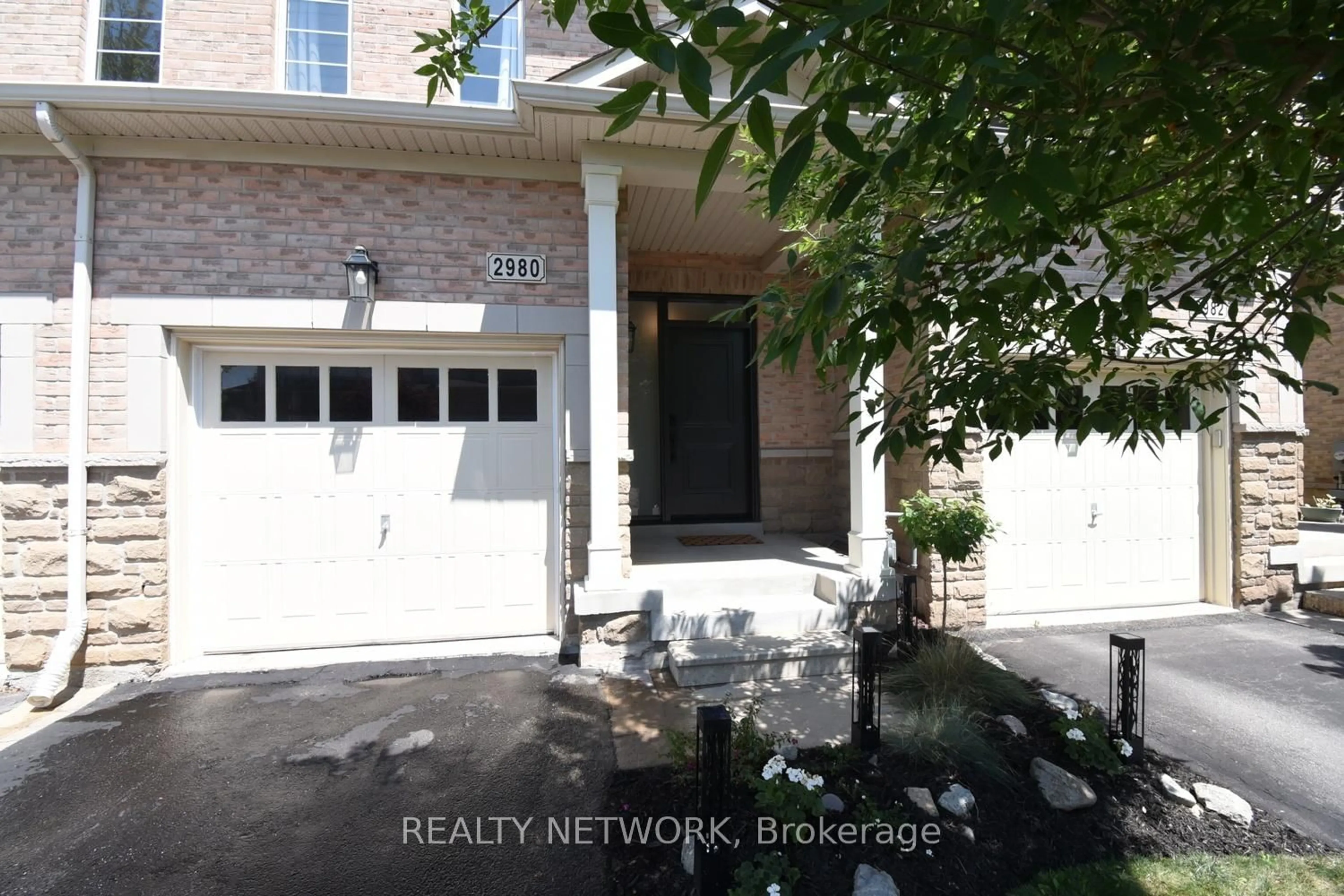 Indoor entryway for 2980 Guire Common, Burlington Ontario L7M 0G4