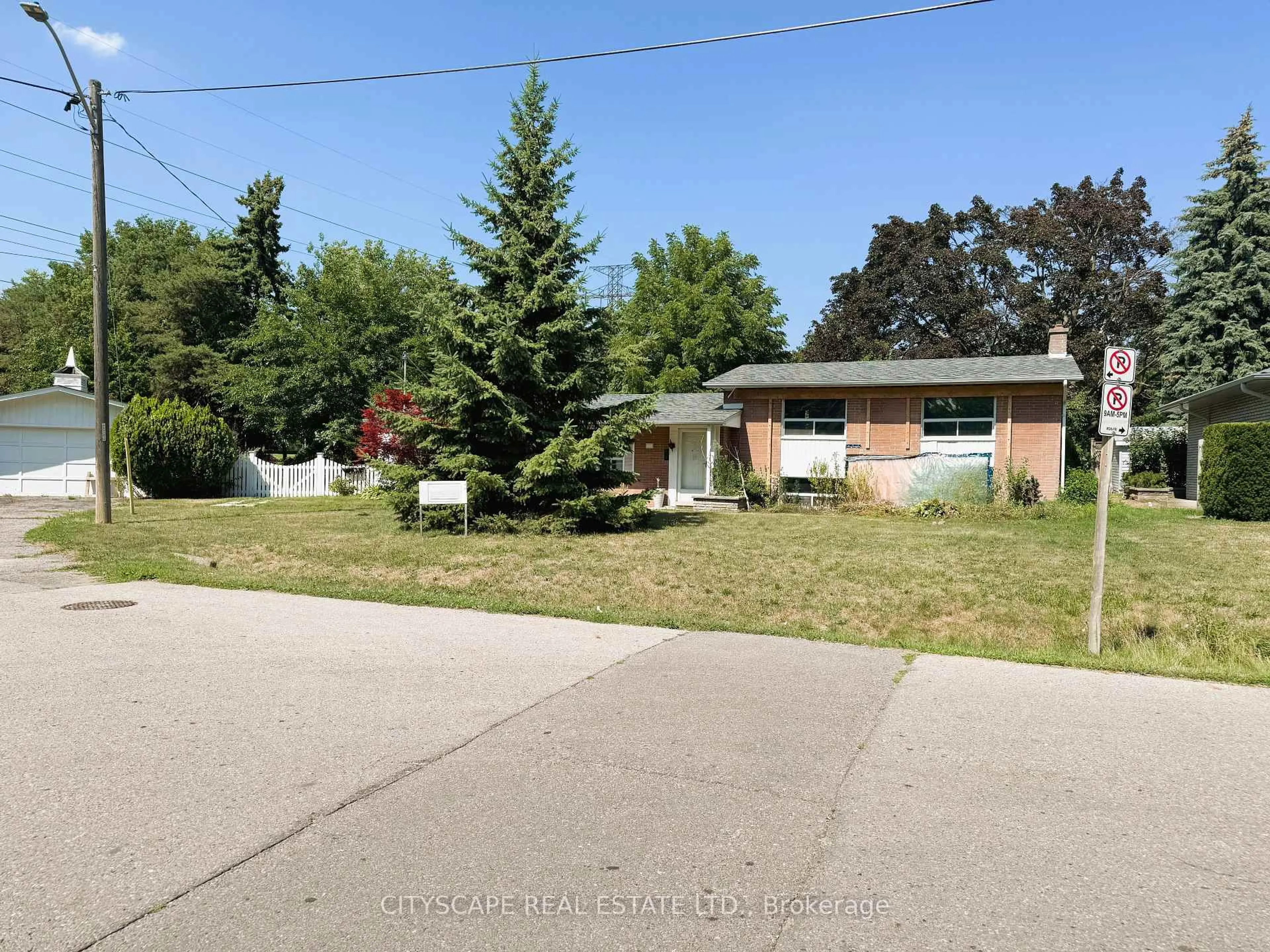 A pic from outside/outdoor area/front of a property/back of a property/a pic from drone, street for 2231 Sidney Dr, Mississauga Ontario L4Y 1Y3