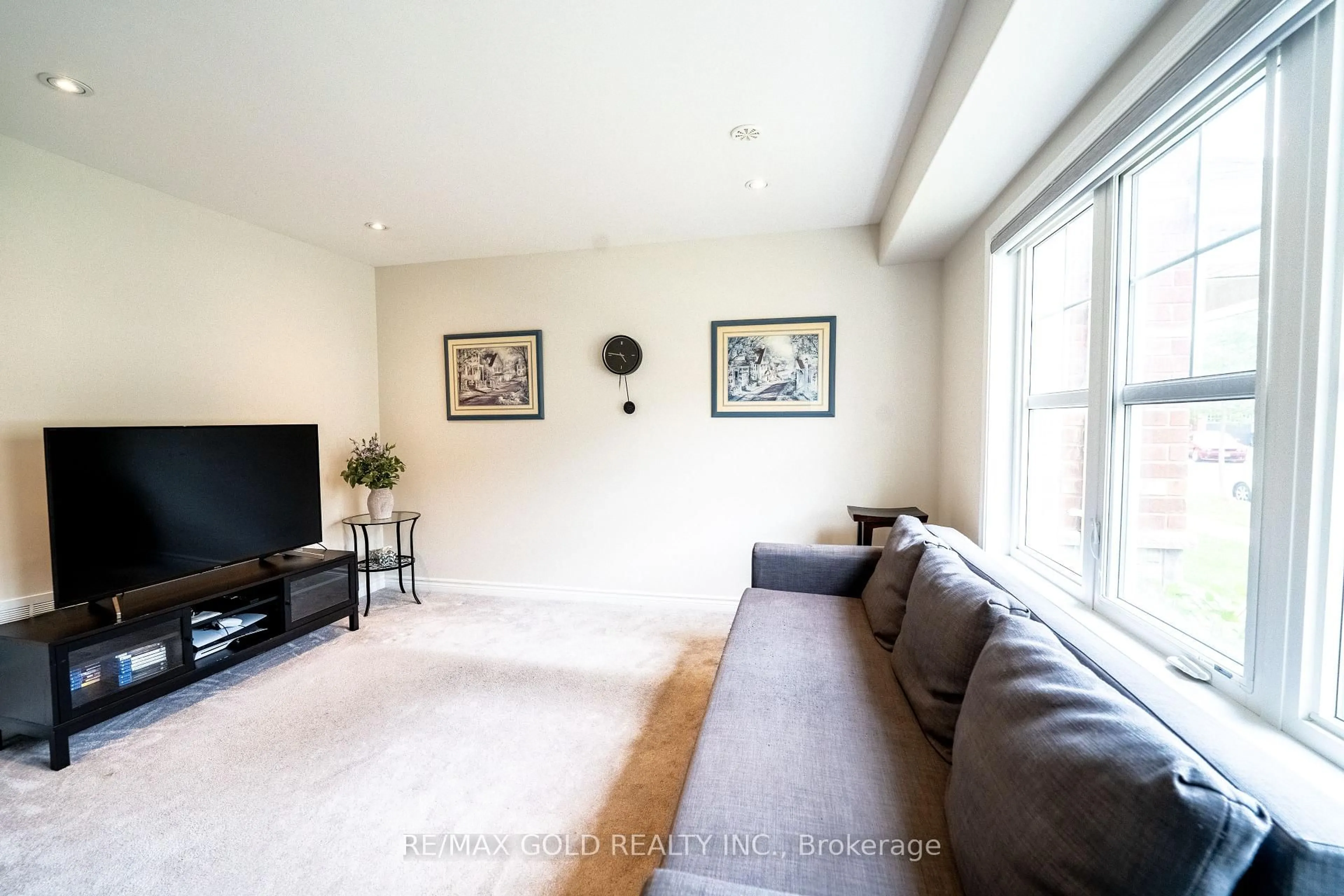 Living room with furniture, unknown for 8 Metro Cres, Brampton Ontario L7A 4P2