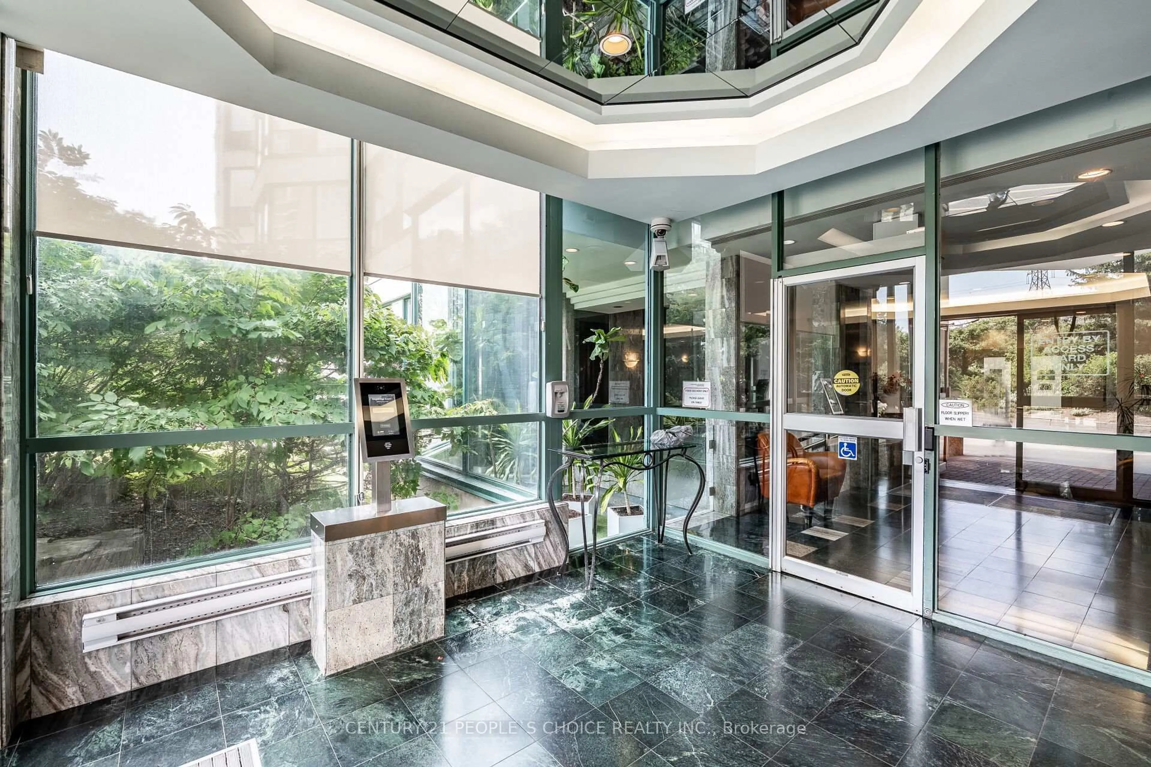 Indoor foyer for 4470 Tucana Crt #1805, Mississauga Ontario L5R 3K8