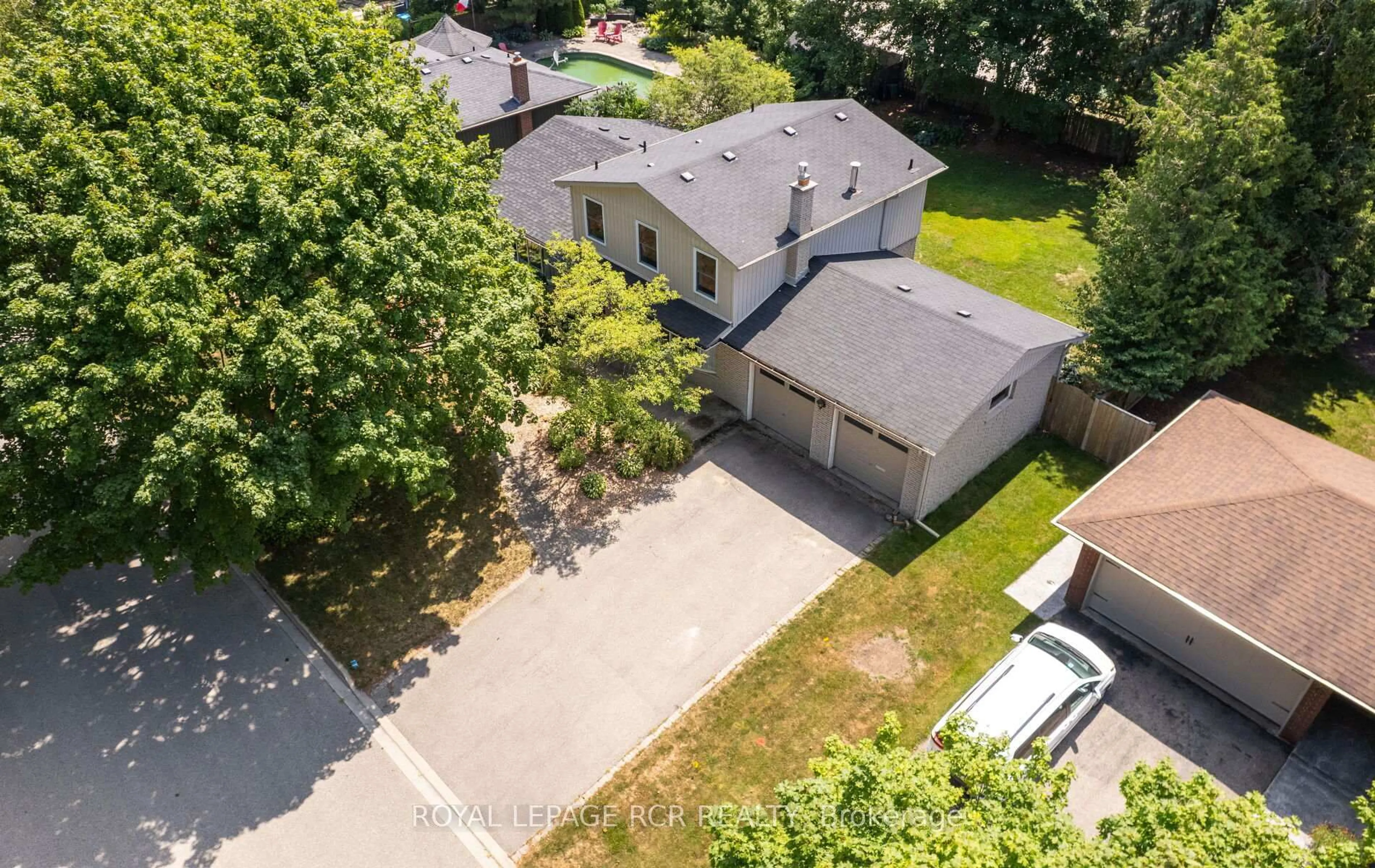A pic from outside/outdoor area/front of a property/back of a property/a pic from drone, street for 40 Glenforest Rd, Orangeville Ontario L9W 1A5