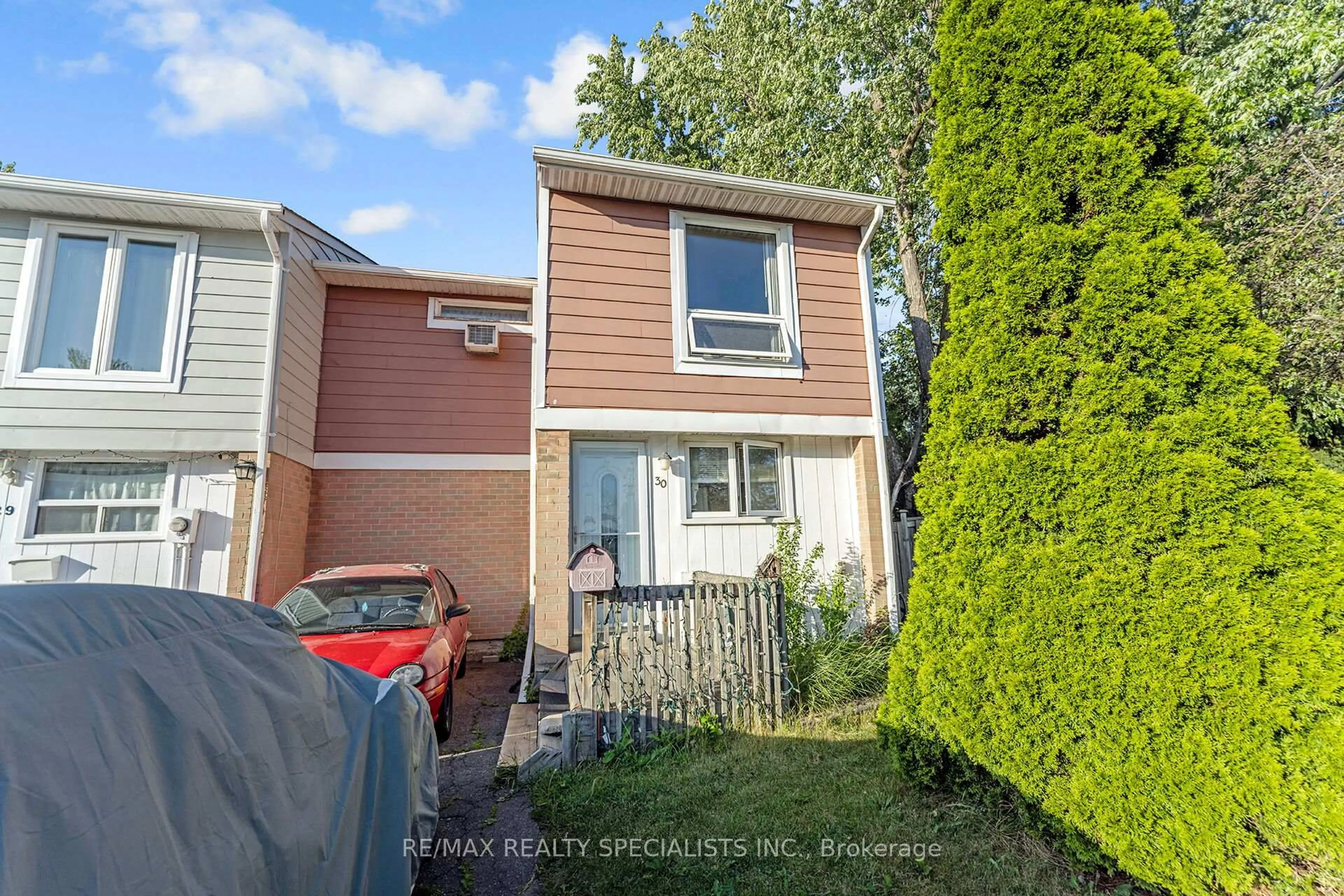 A pic from outside/outdoor area/front of a property/back of a property/a pic from drone, street for 30 Hardcastle Crt, Brampton Ontario L6S 2B3
