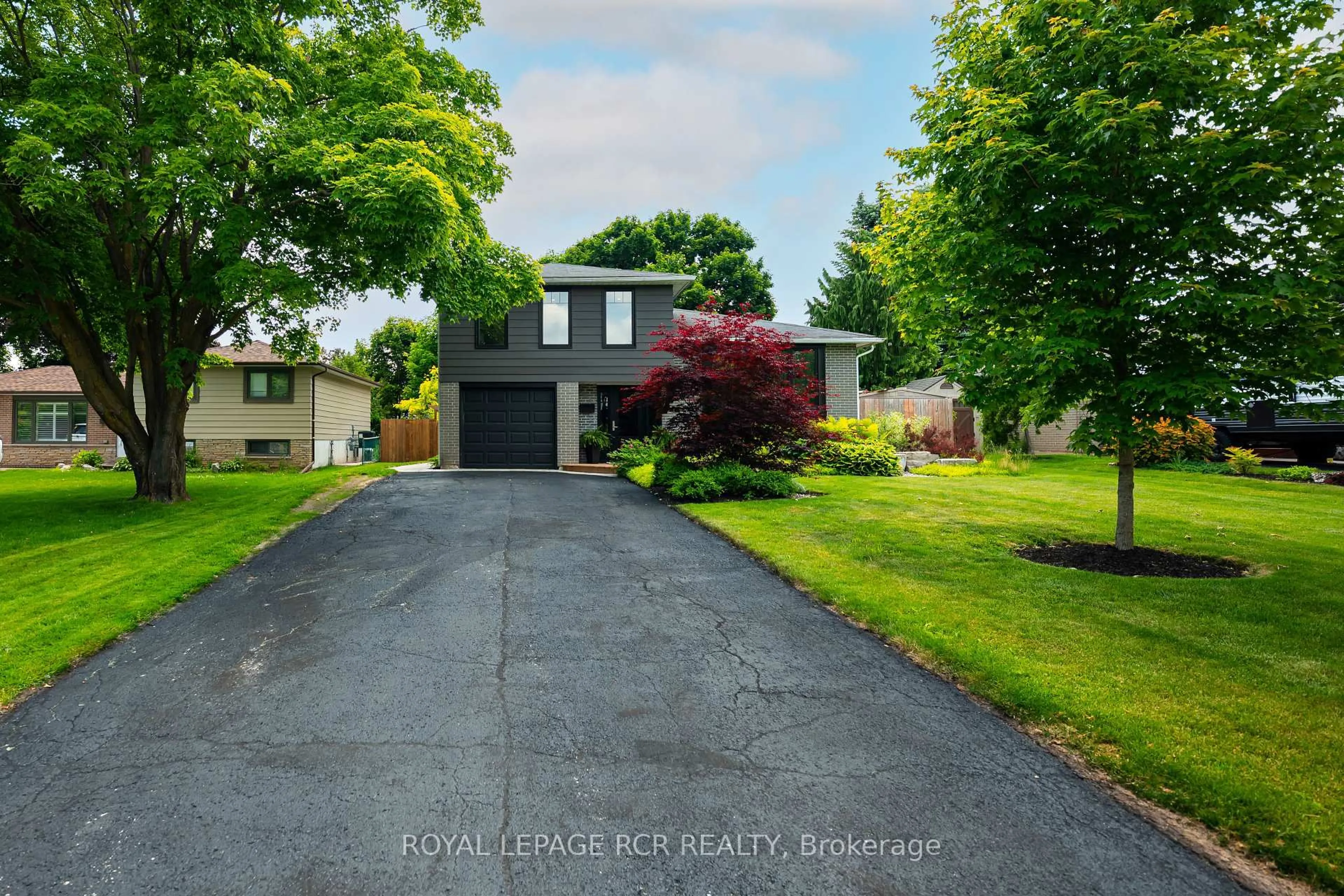 A pic from outside/outdoor area/front of a property/back of a property/a pic from drone, street for 55 Rustic Cres, Orangeville Ontario L9W 1T1