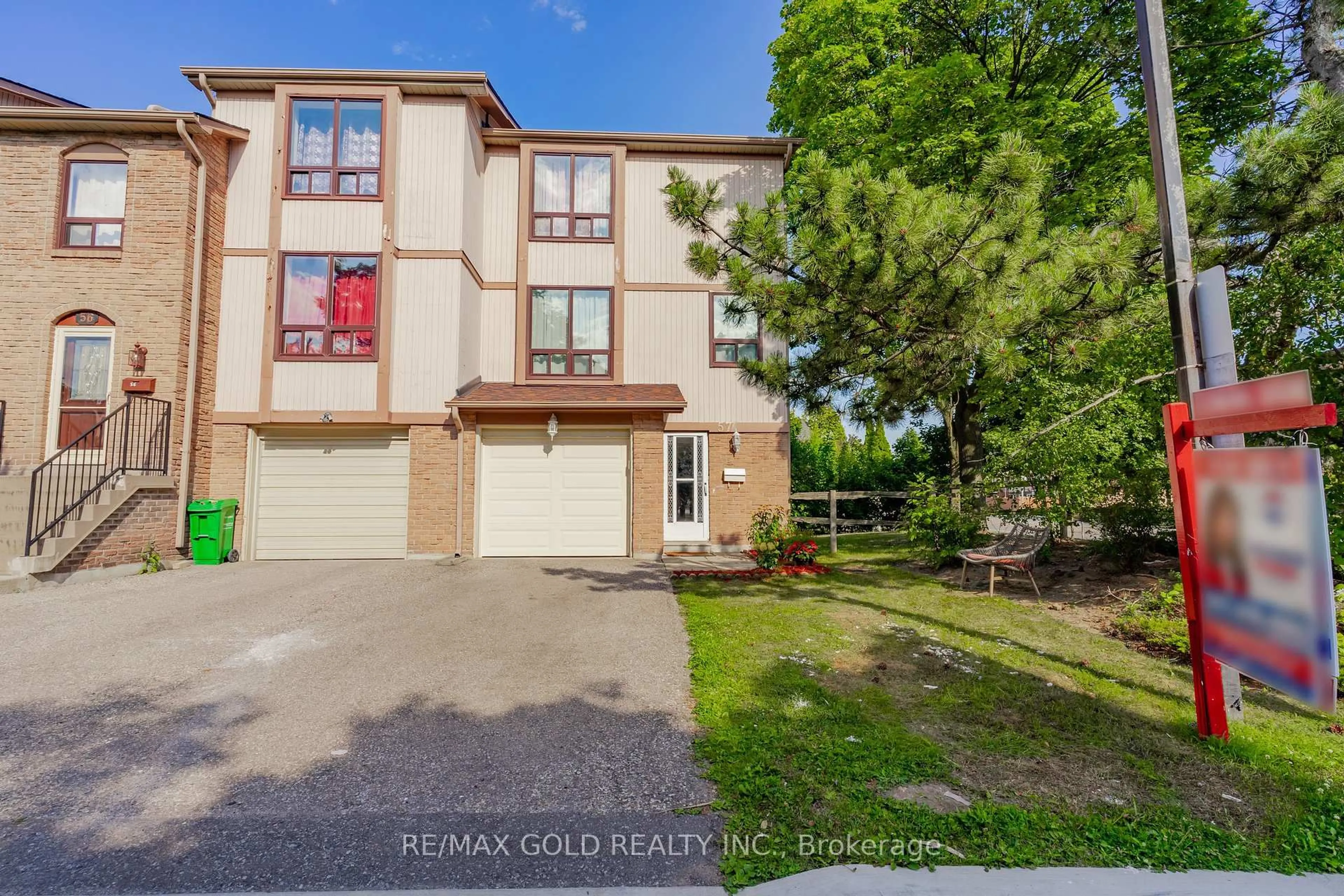 A pic from outside/outdoor area/front of a property/back of a property/a pic from drone, street for 57 GUILDFORD Cres, Brampton Ontario L6S 3K2