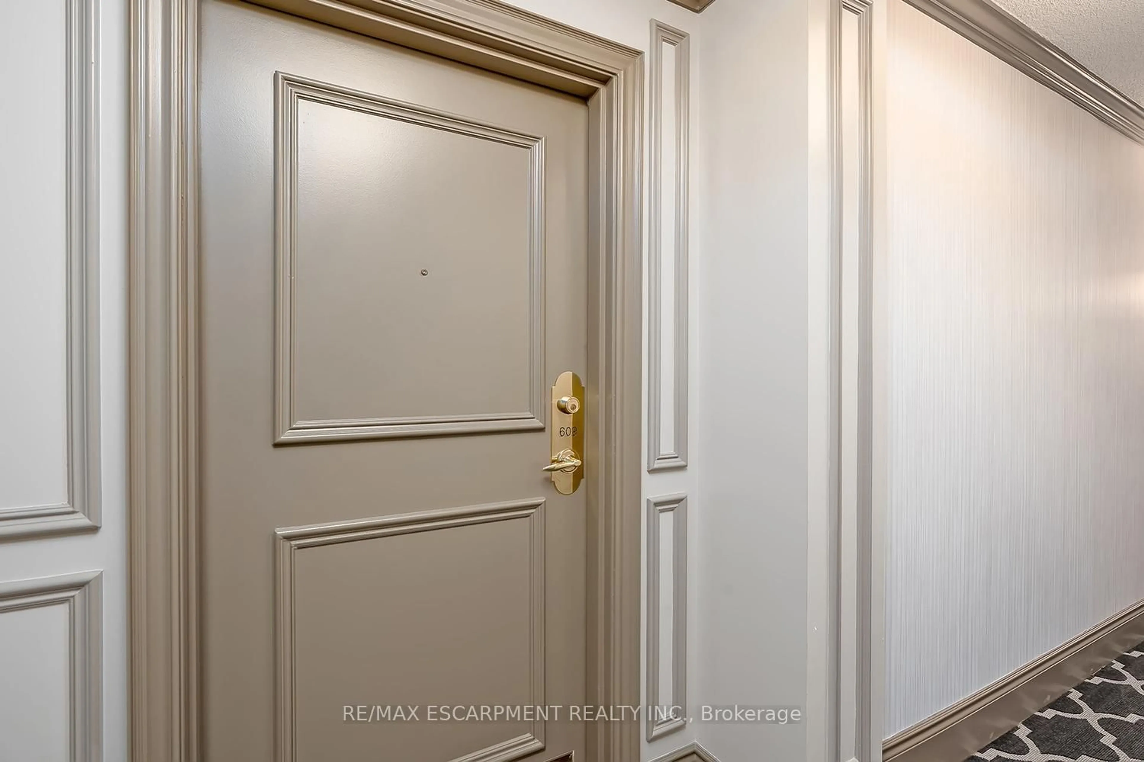 Indoor entryway for 442 Maple Ave #609, Burlington Ontario L7S 2L7