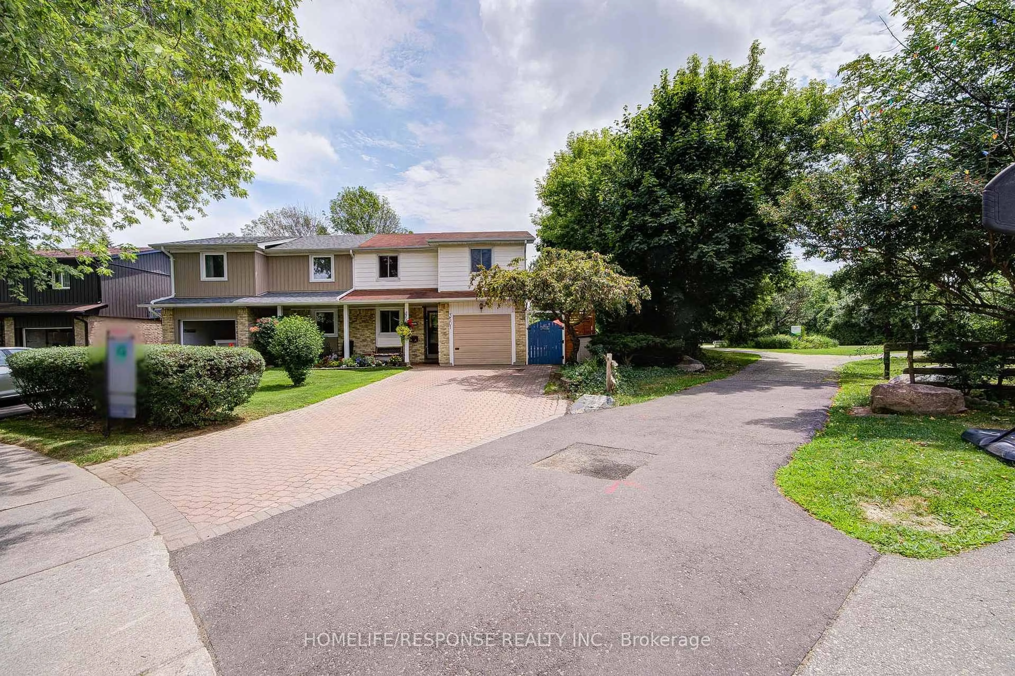 A pic from outside/outdoor area/front of a property/back of a property/a pic from drone, street for 3501 AUTUMNLEAF Cres, Mississauga Ontario L5L 1K6