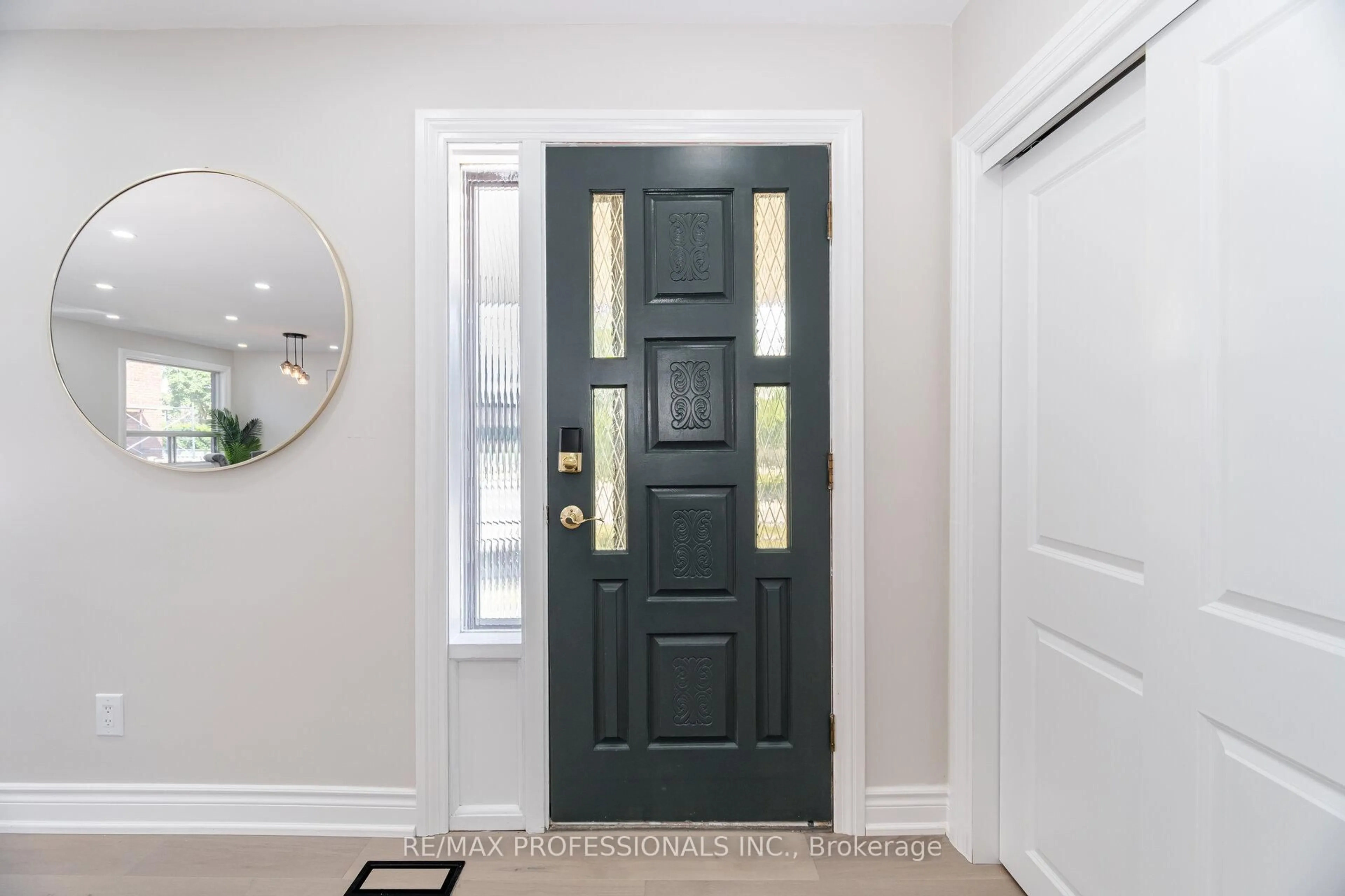 Indoor entryway for 718 Royal York Rd, Toronto Ontario M8Y 2T5