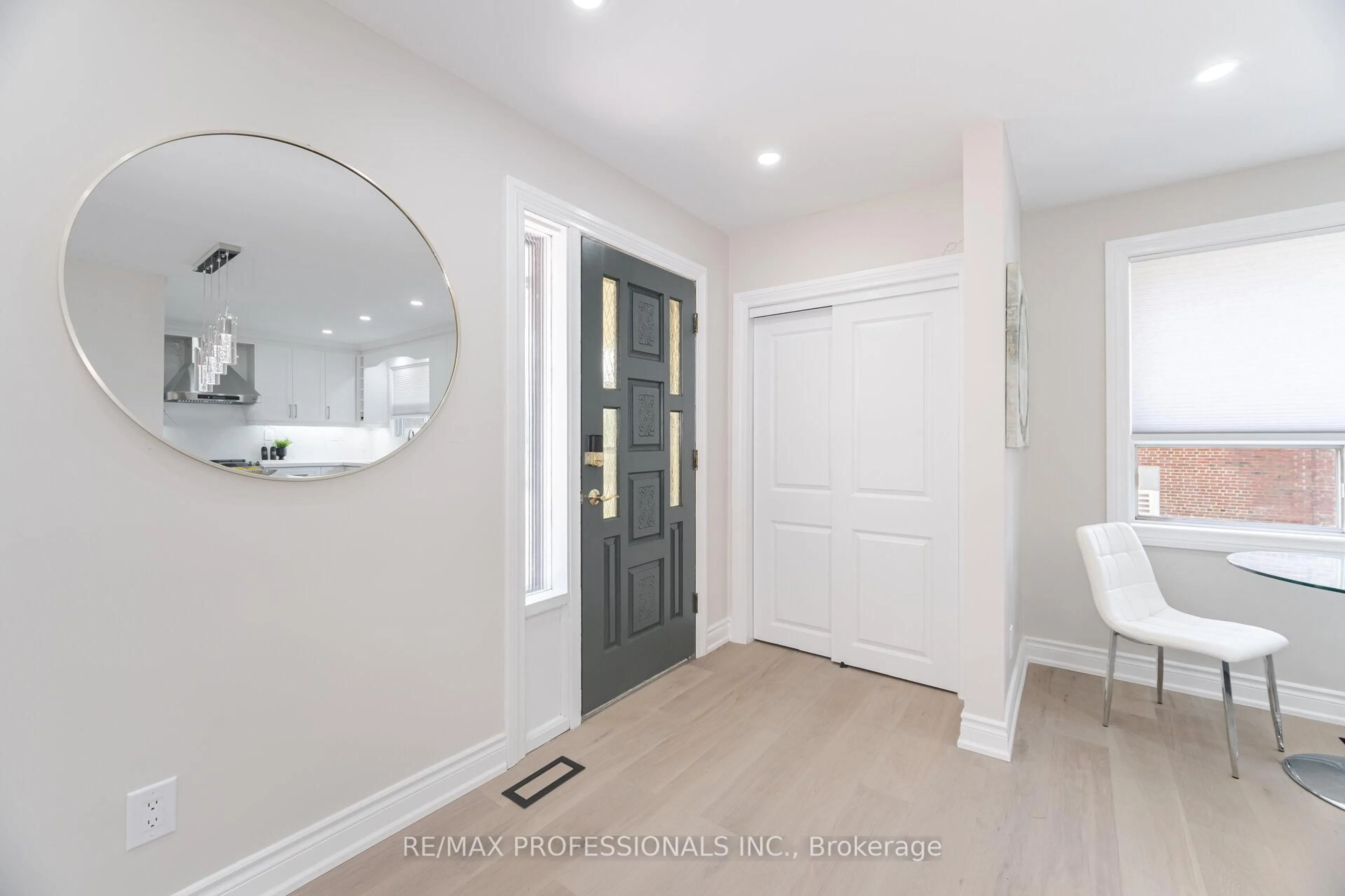 Indoor entryway for 718 Royal York Rd, Toronto Ontario M8Y 2T5