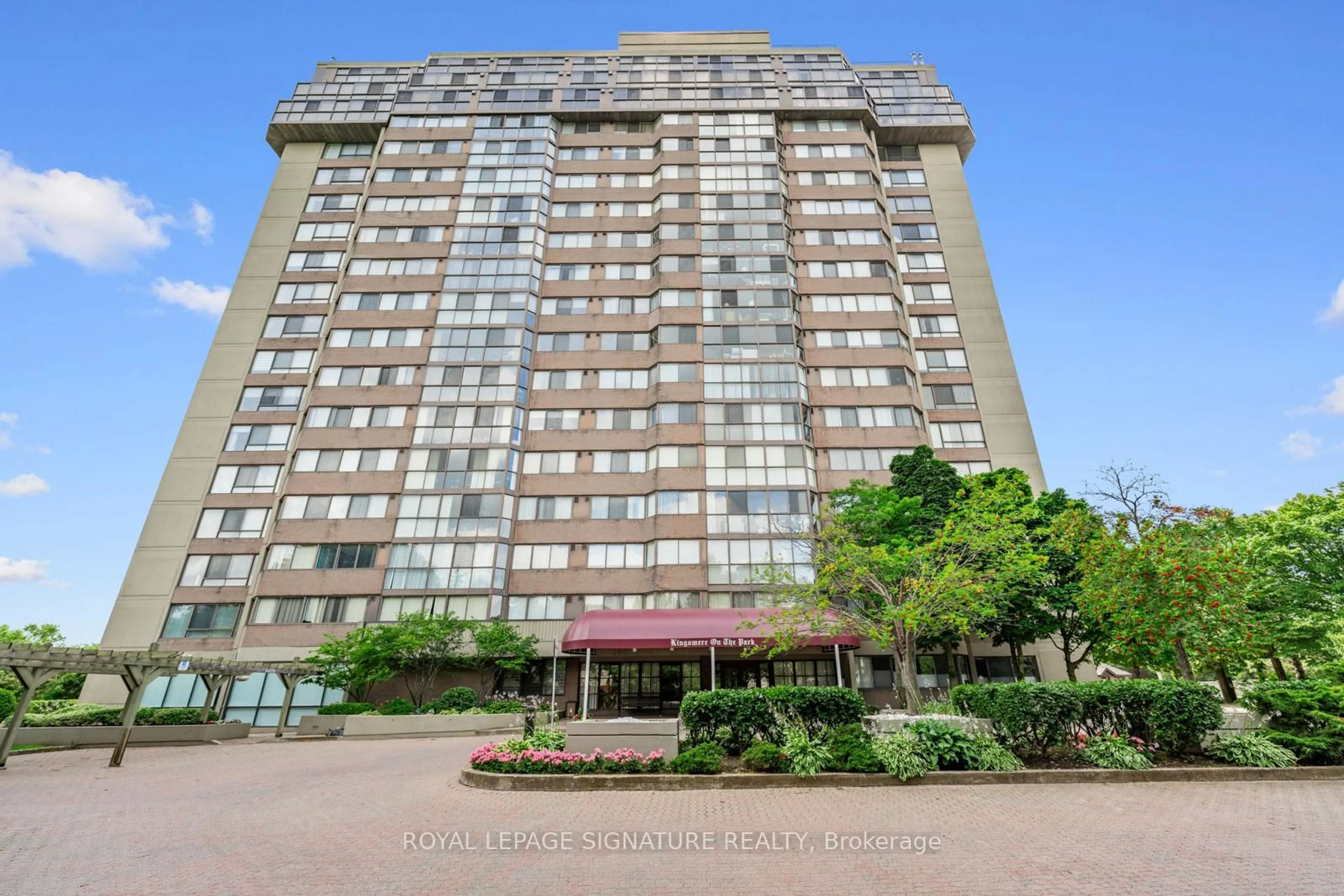Indoor foyer for 880 Dundas St #LPH4, Mississauga Ontario L5C 4H3