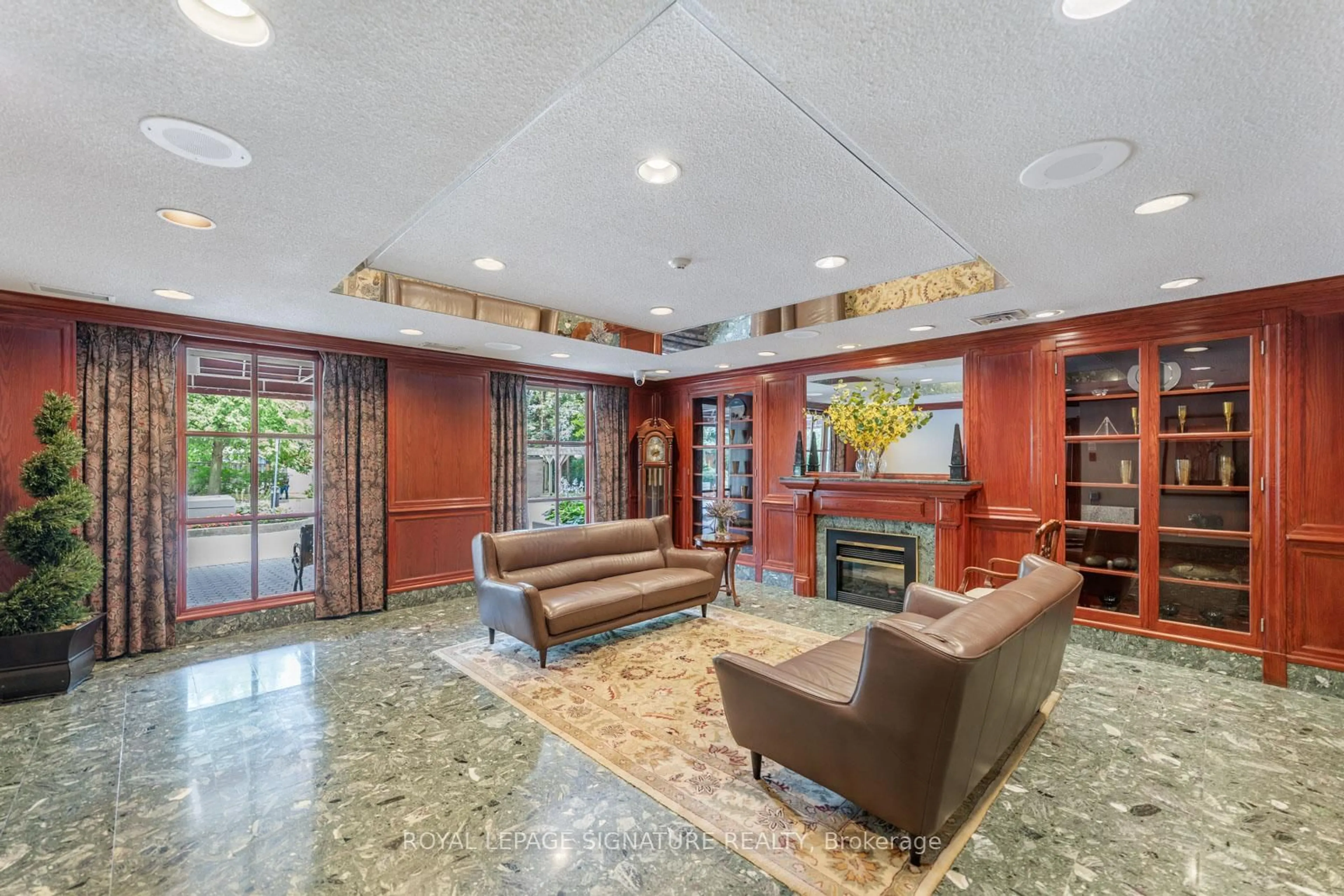 Lobby for 880 Dundas St #LPH4, Mississauga Ontario L5C 4H3