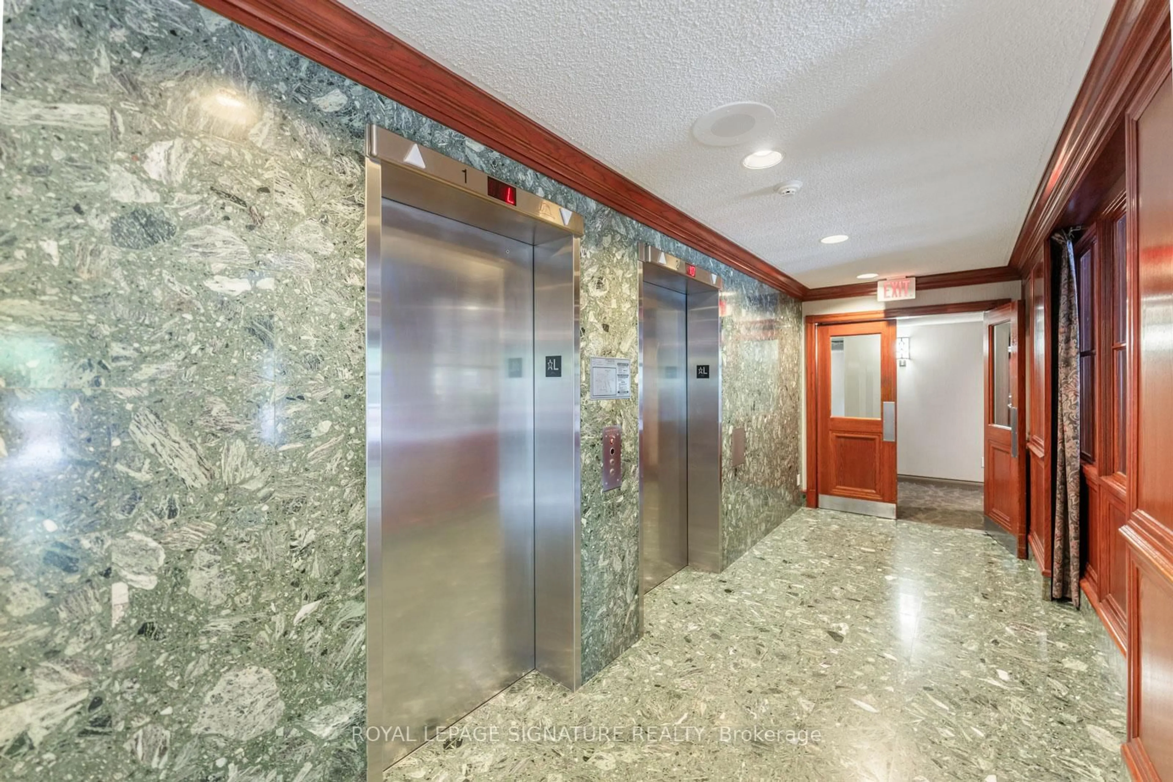 Indoor foyer for 880 Dundas St #LPH4, Mississauga Ontario L5C 4H3
