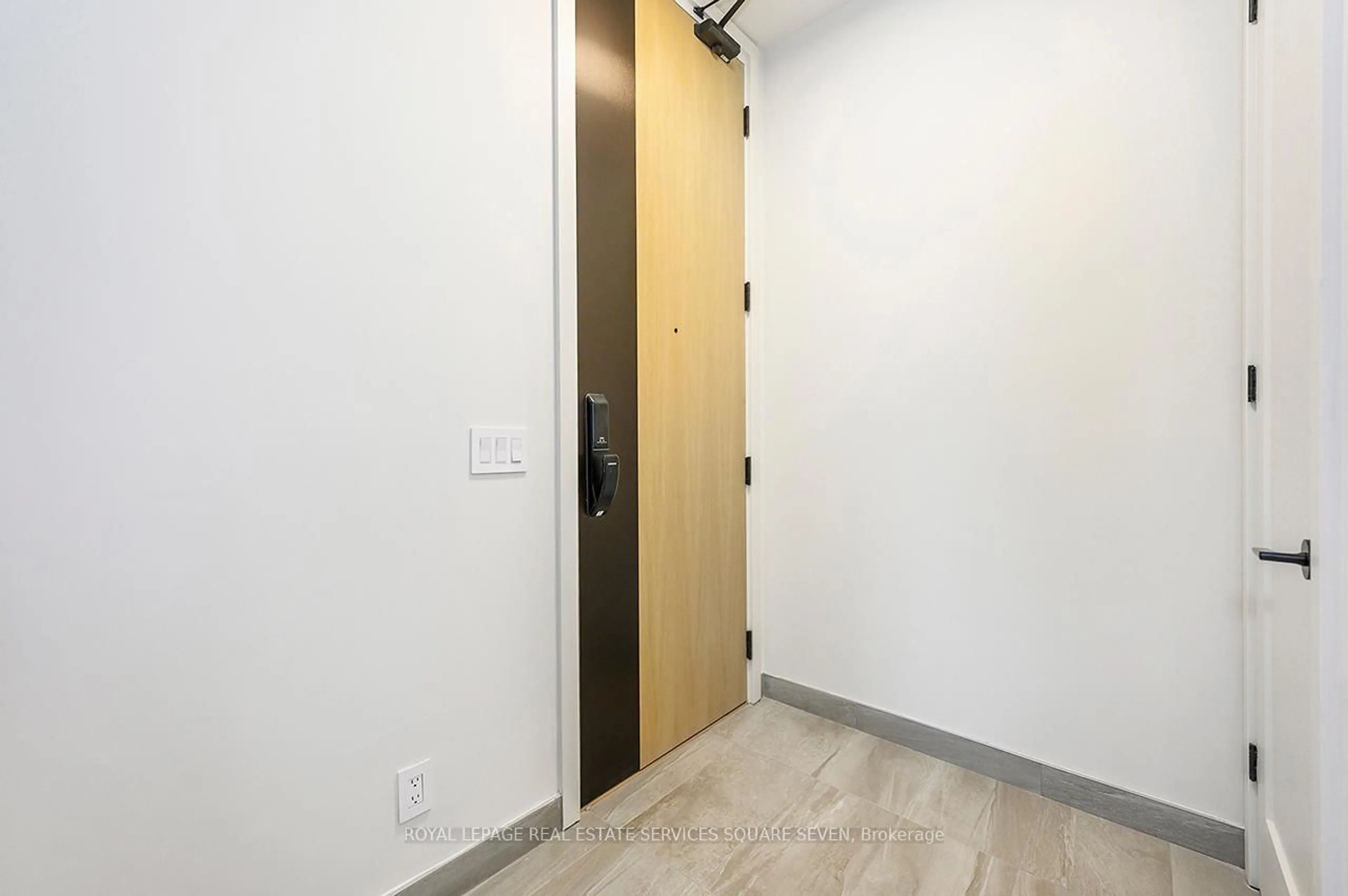 Indoor foyer for 123 Maurice Dr #412, Oakville Ontario L6K 2W6