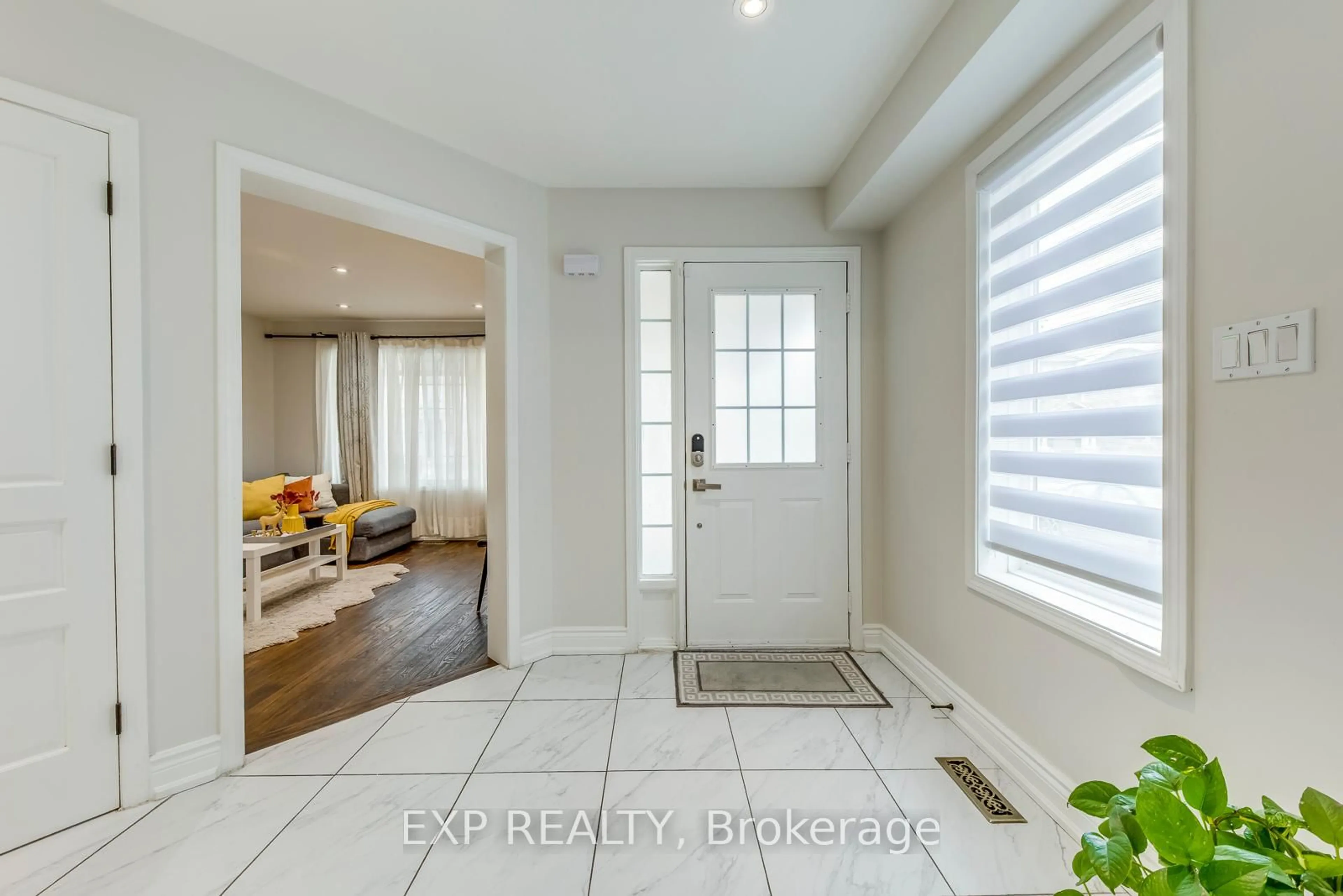 Indoor entryway for 5737 Macphee Rd, Mississauga Ontario L5M 7B2