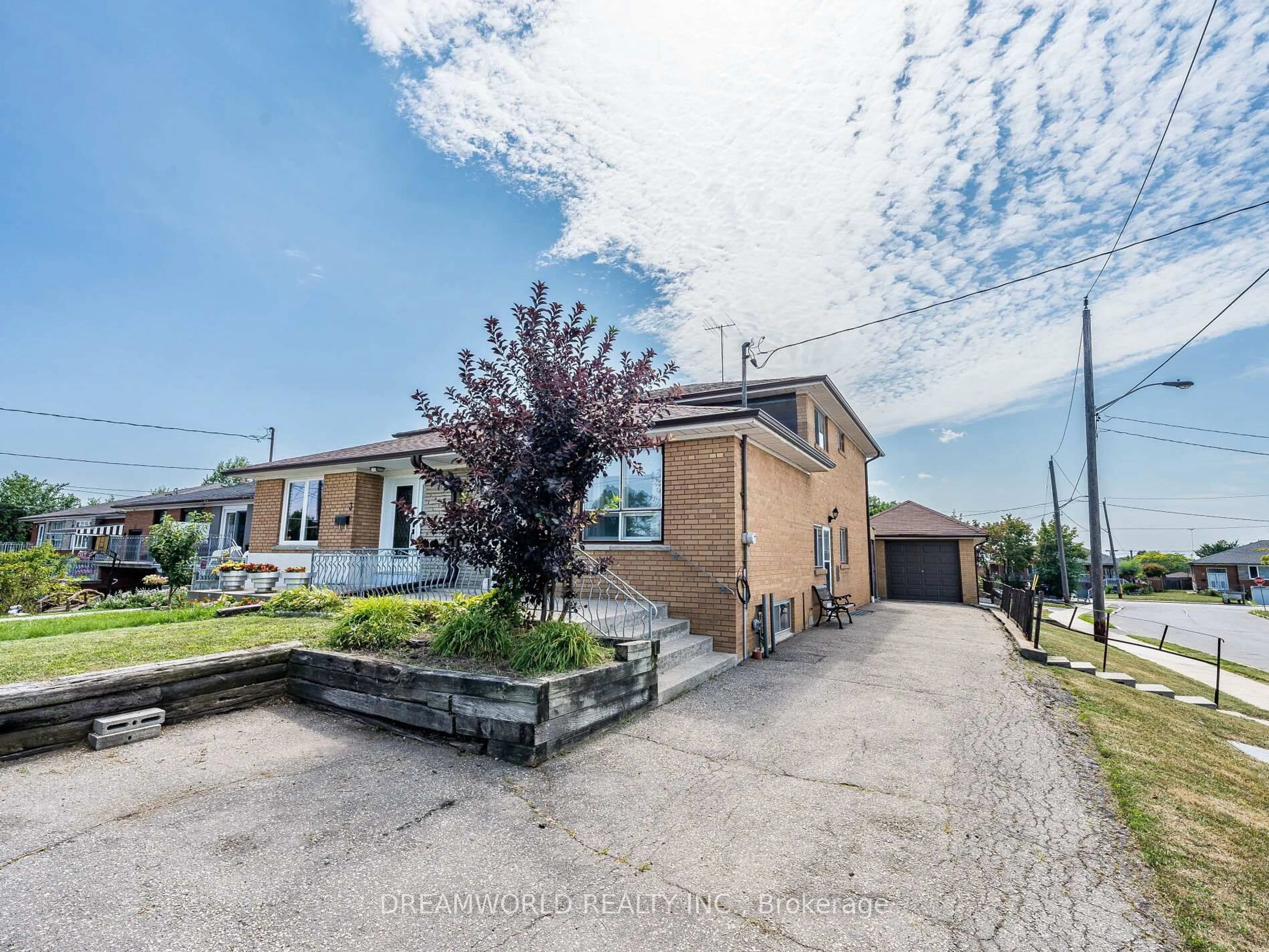 A pic from outside/outdoor area/front of a property/back of a property/a pic from drone, street for 1 Friary Crt, Toronto Ontario M3L 2B4