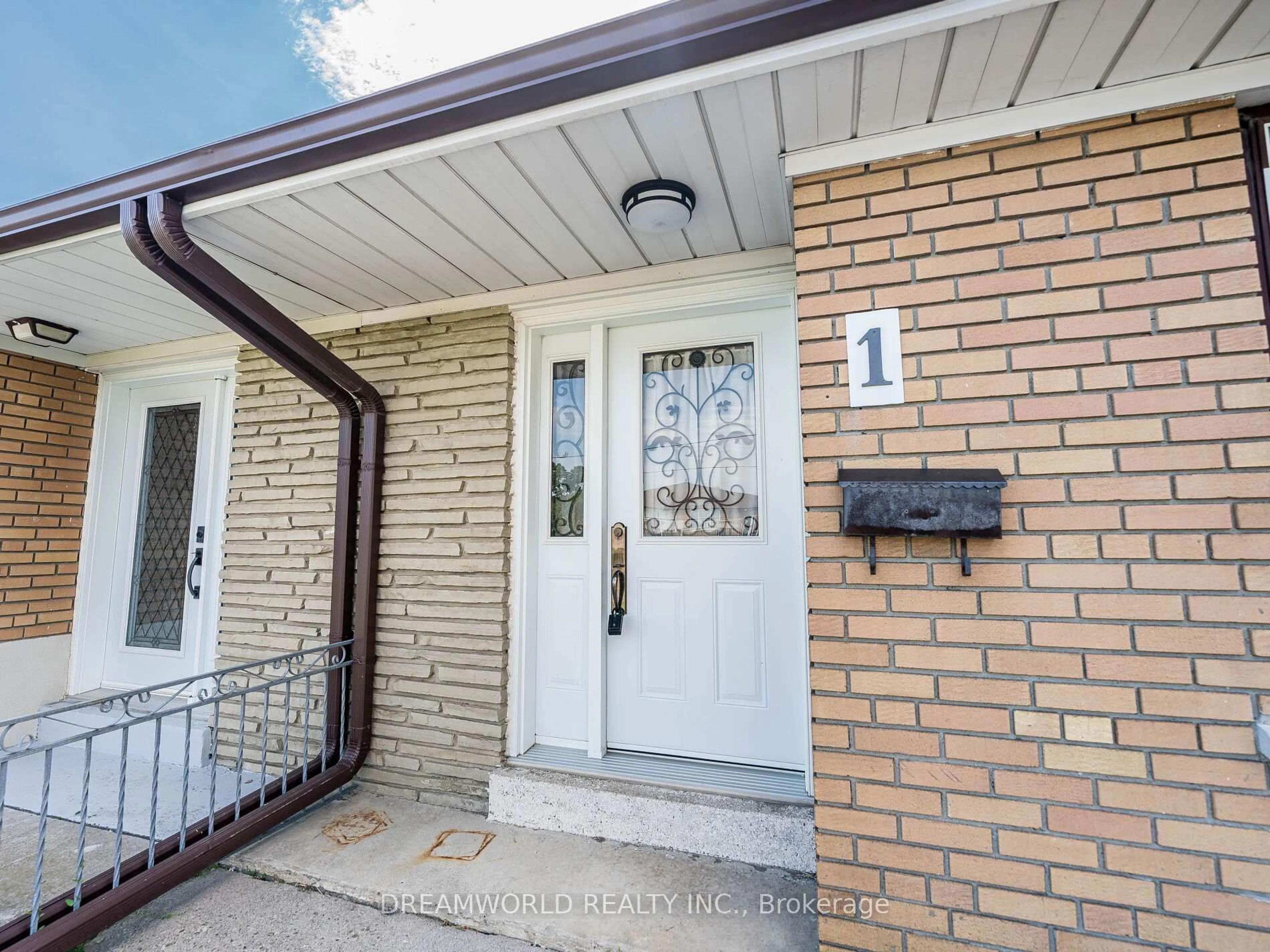 Indoor entryway for 1 Friary Crt, Toronto Ontario M3L 2B4